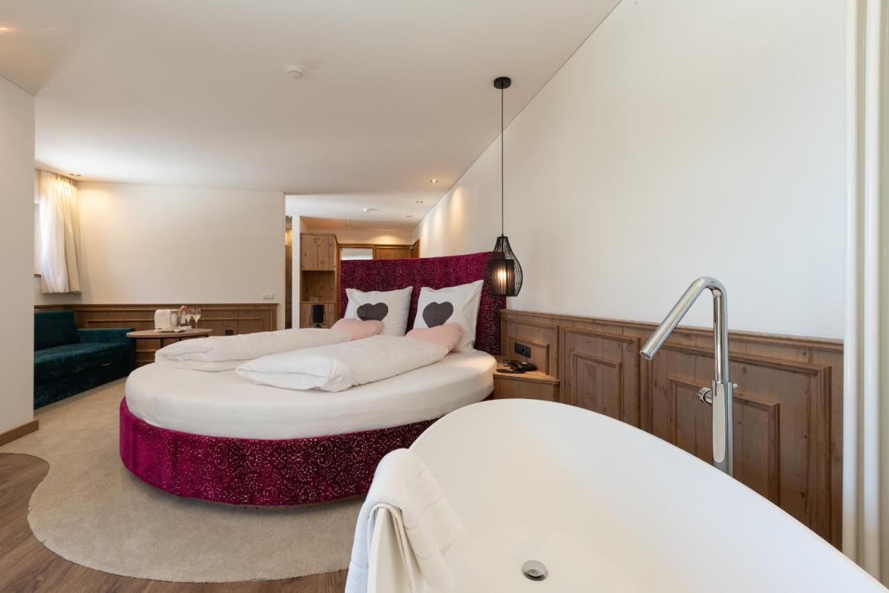 Suite with Hot Tub,1015251253:JPEG