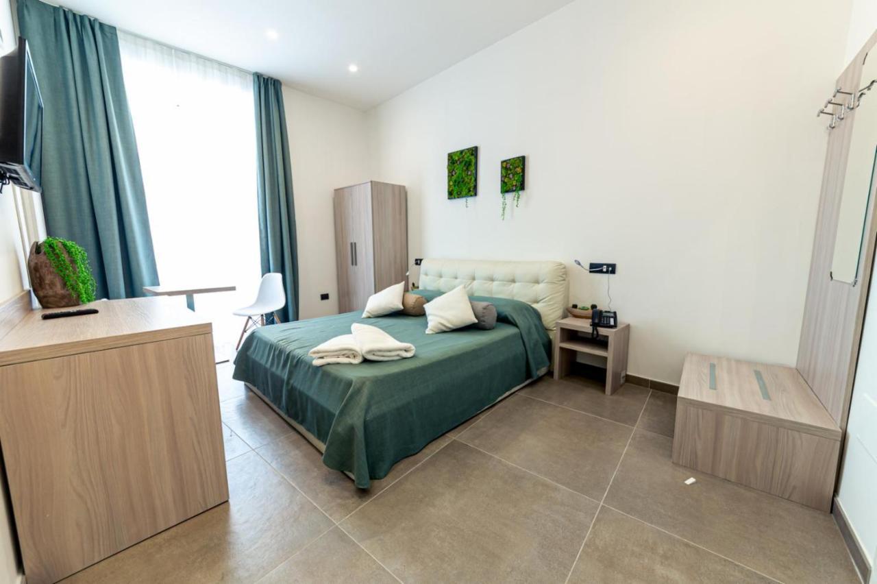 Habitación con cama grande y bañera de hidromasaje