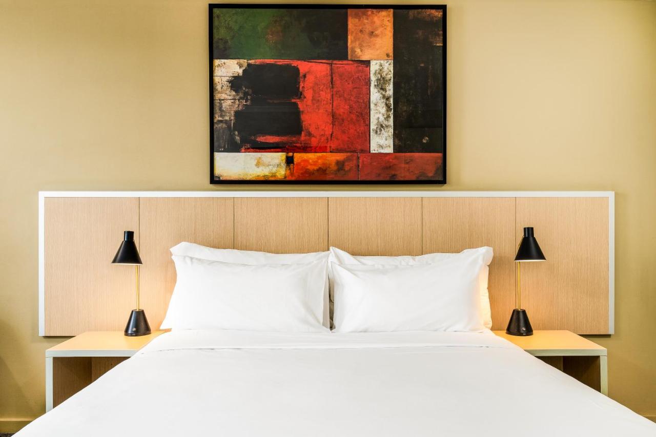 Standard Queen Room - City Side