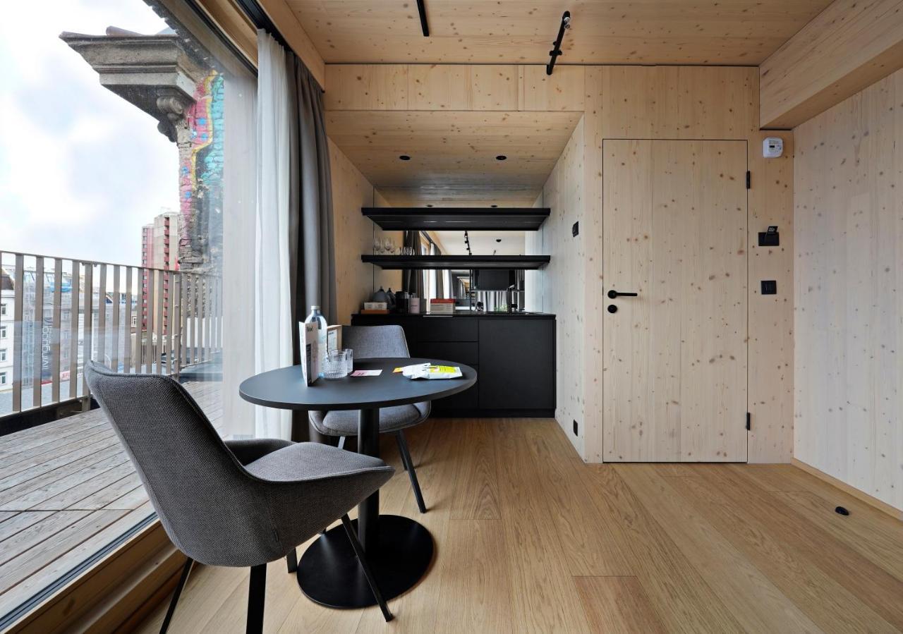 Estudio grande con zona de cocina y terraza