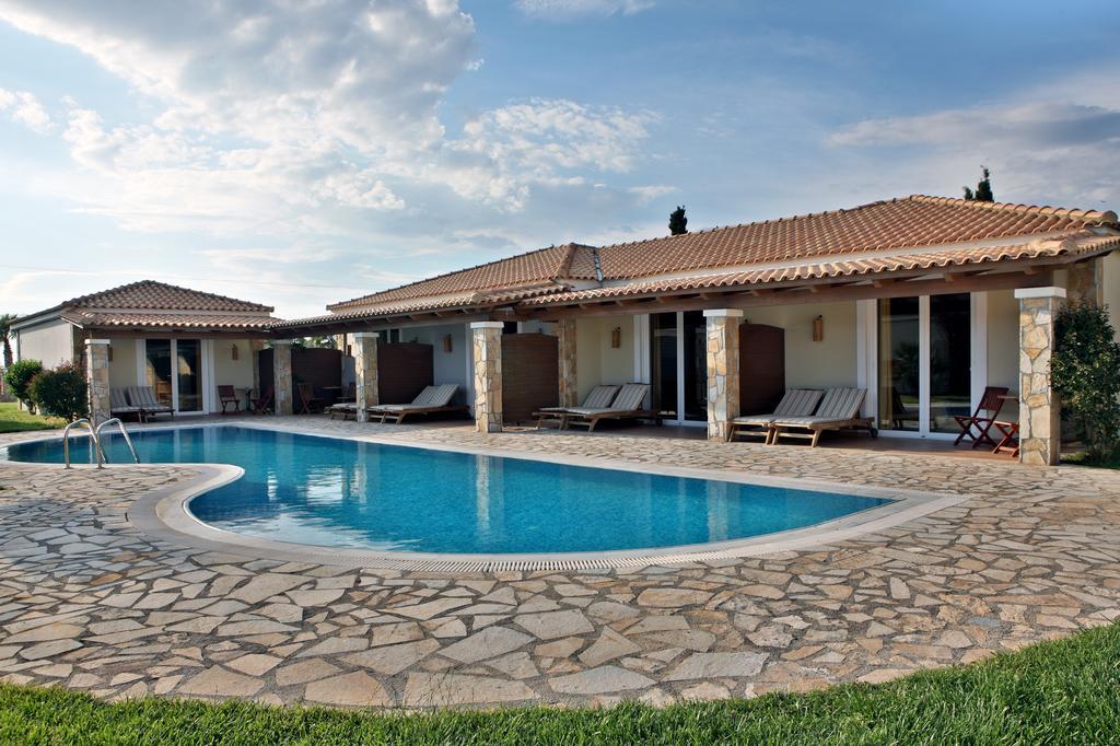 Deluxe Bungalow with Shared Pool (3 Adults),131989830:JPEG