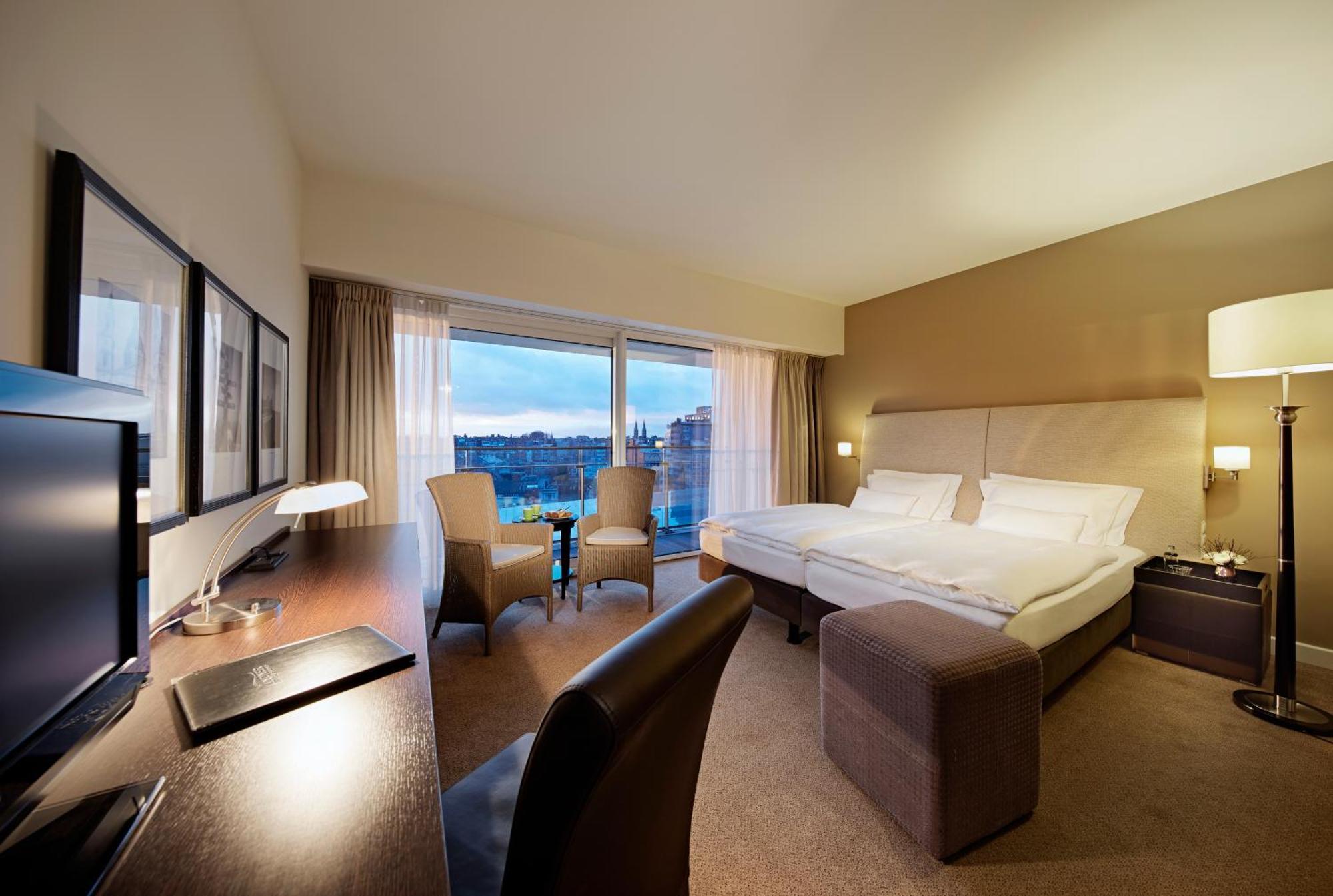 Zimmer mit Kingsize-Bett, Balkon und Stadtblick