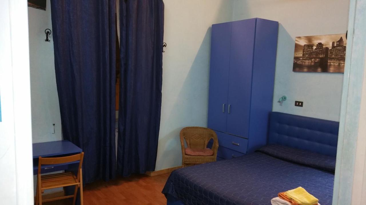 Tweepersoonskamer met 2 Aparte Bedden en Eigen Badkamer