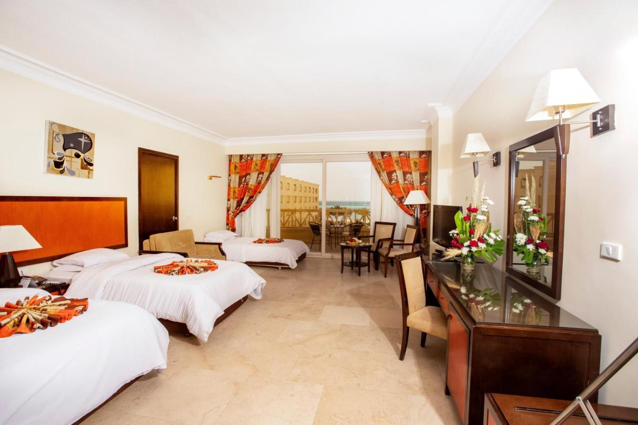 Quarto Triplo Standard com Vista Piscina