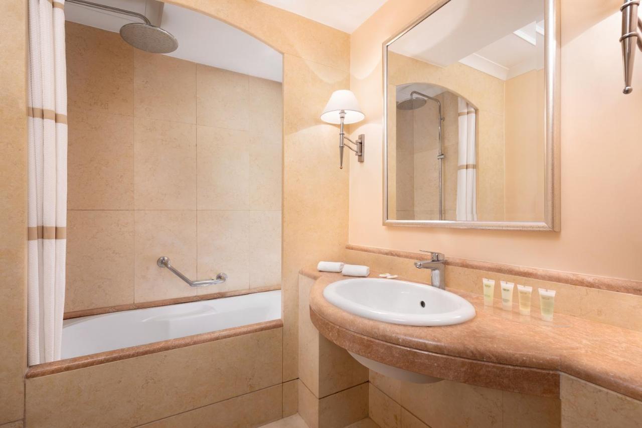 Zimmer mit Kingsize-Bett und mit Schlafsofa und Balkon