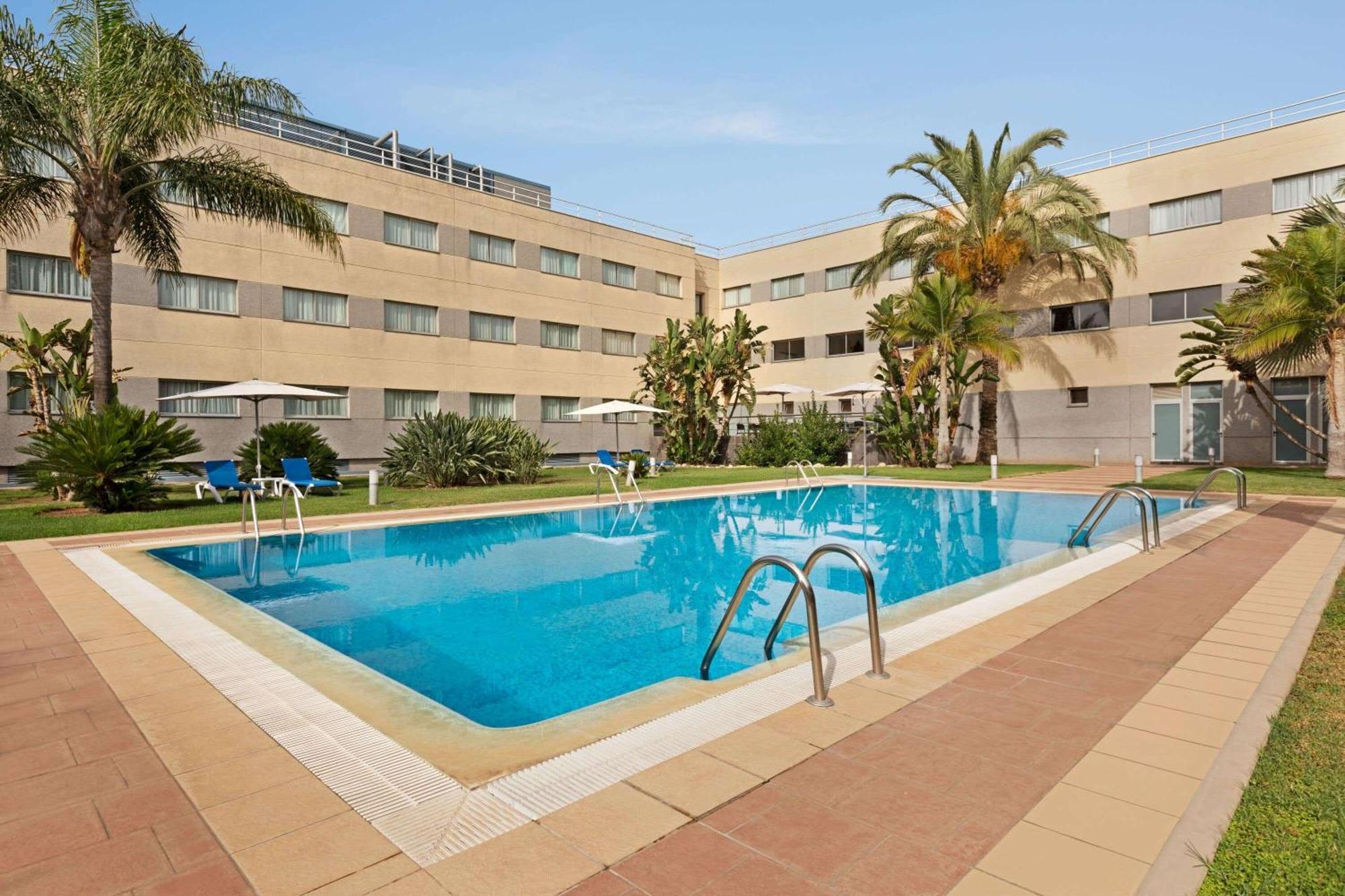 Habitación doble con cama grande y vistas a la piscina - para no fumadores