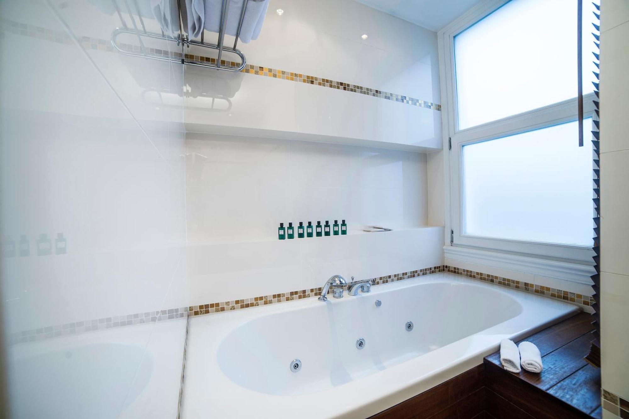 Suite with Balcony and Sea View - Non-Smoking