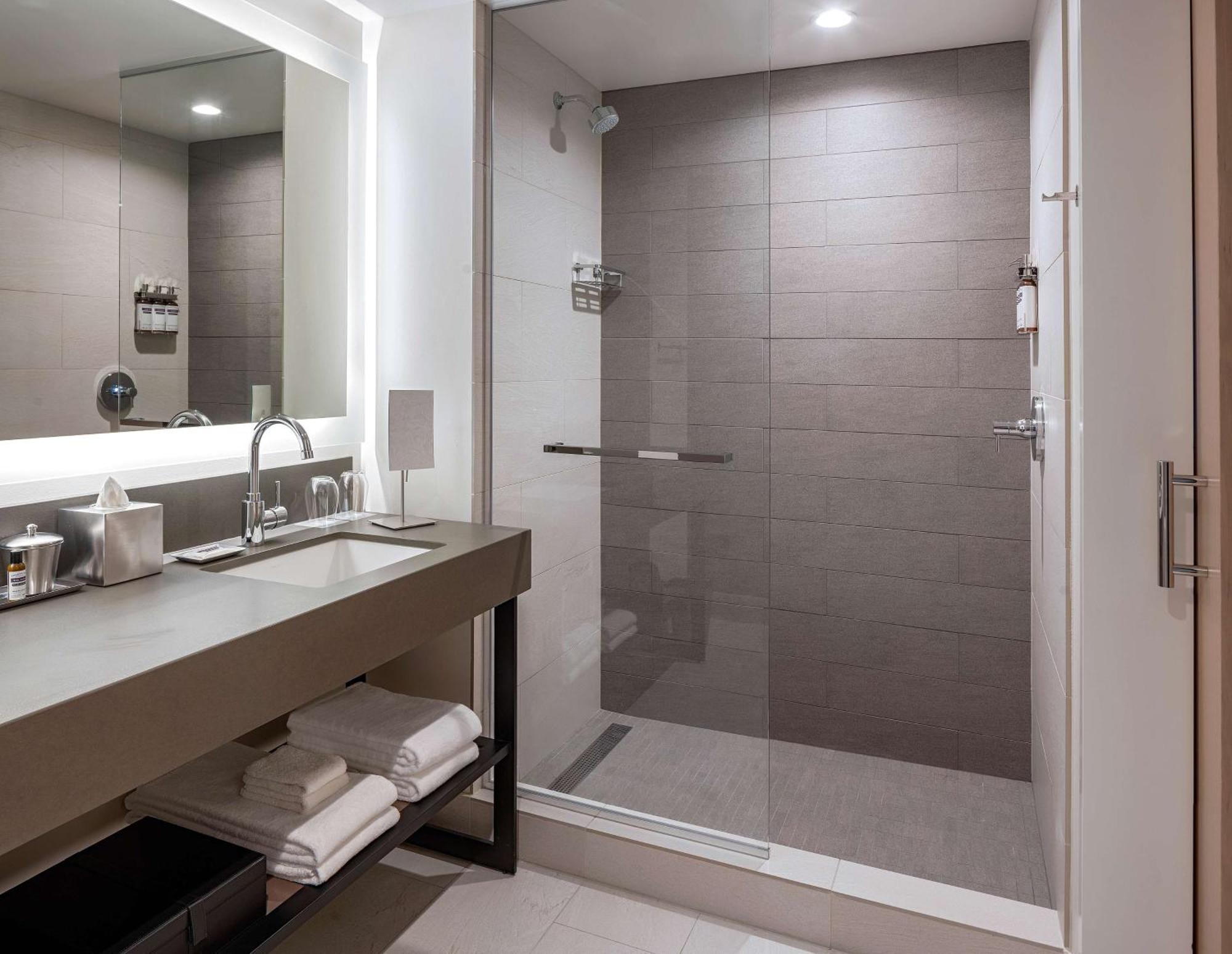 Quarto Queen com 2 Camas Queen-size e Vista