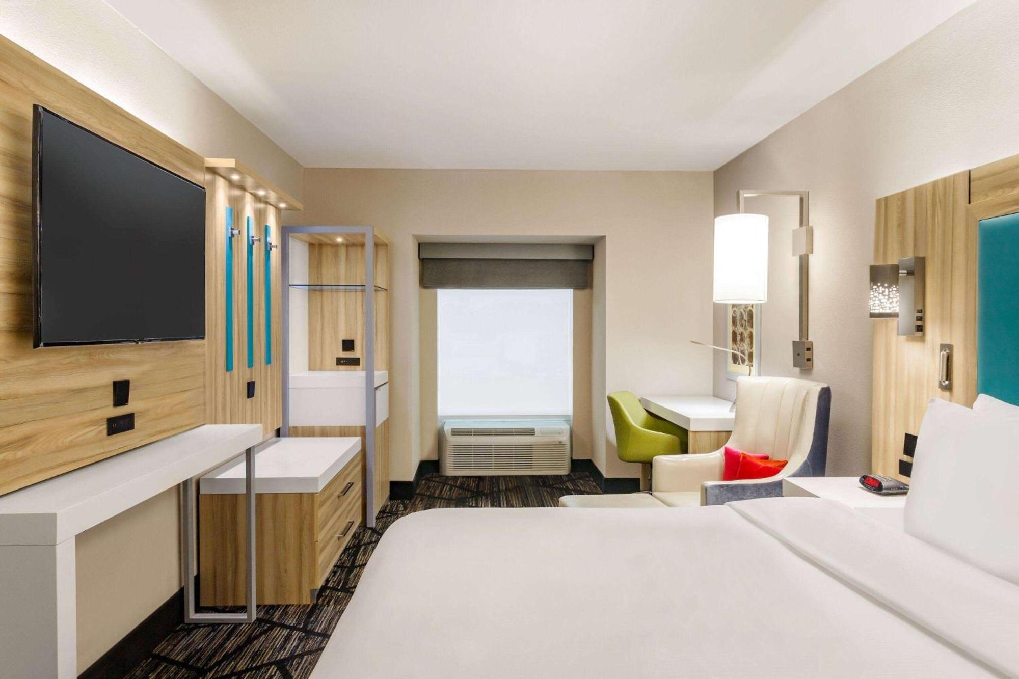 King Room with Roll-In Shower - Mobility Access/Non-Smoking