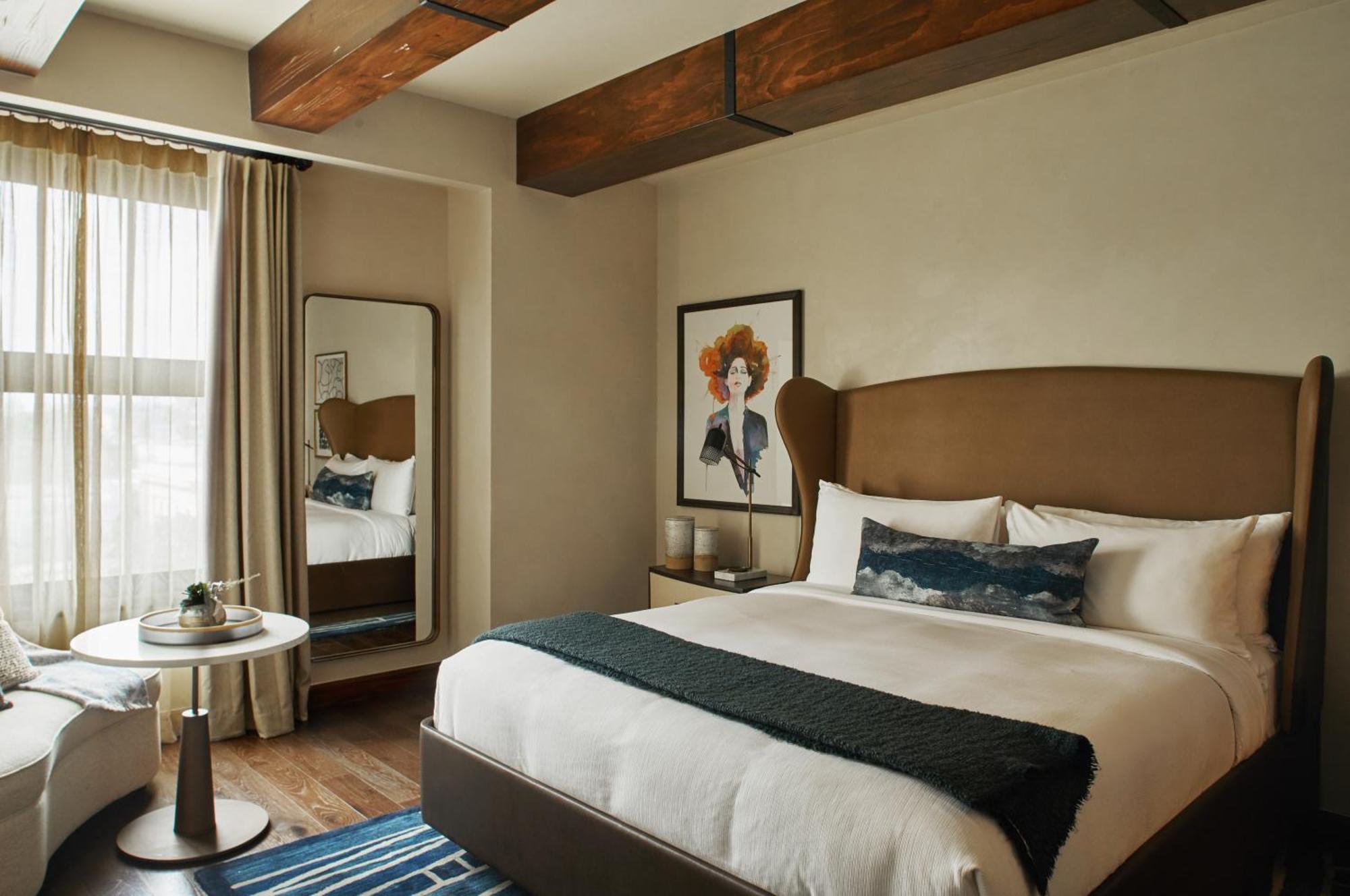 Quarto com Cama King-size e Chuveiro Acessível a Cadeirantes - Unidade Acessível para Hóspedes com Mobilidade Reduzida