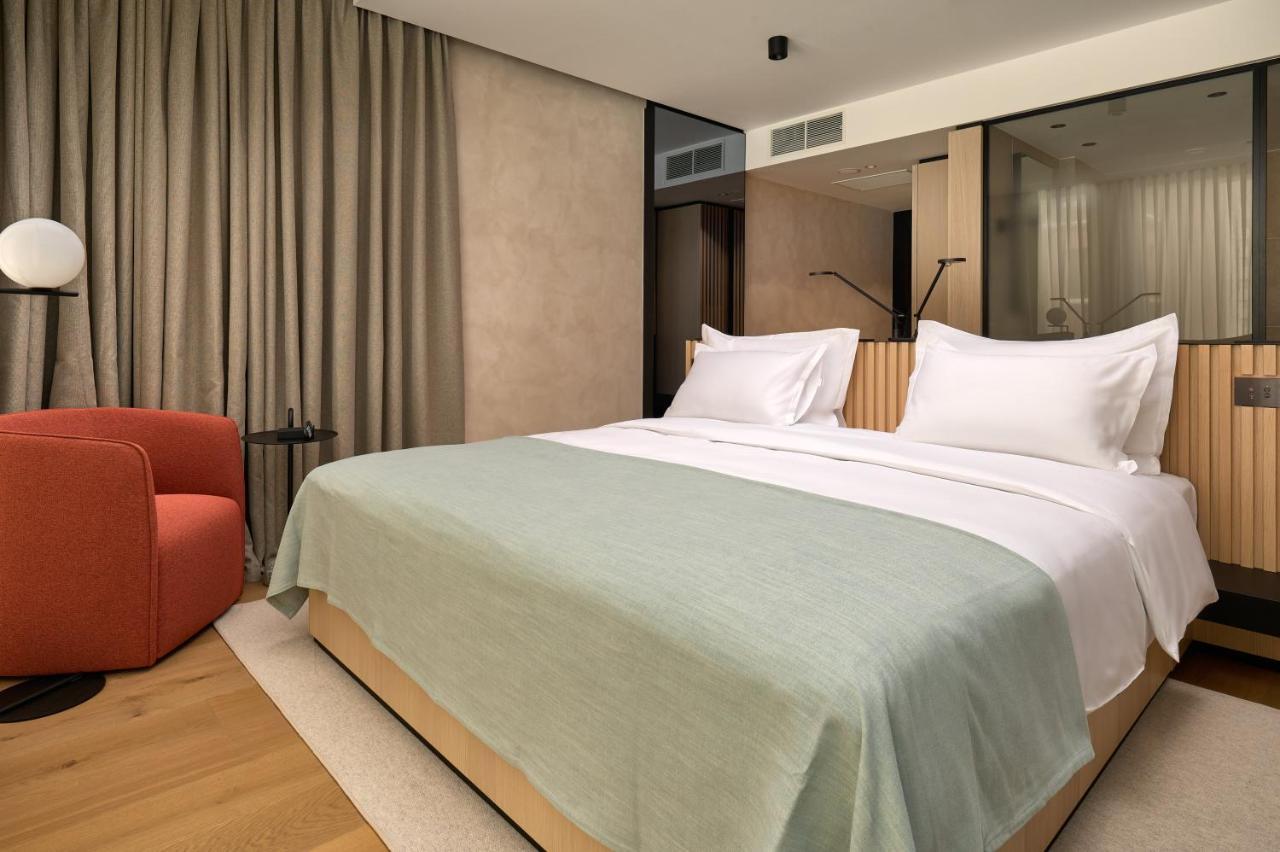 Superior King Room with Street View,1294978774:JPEG