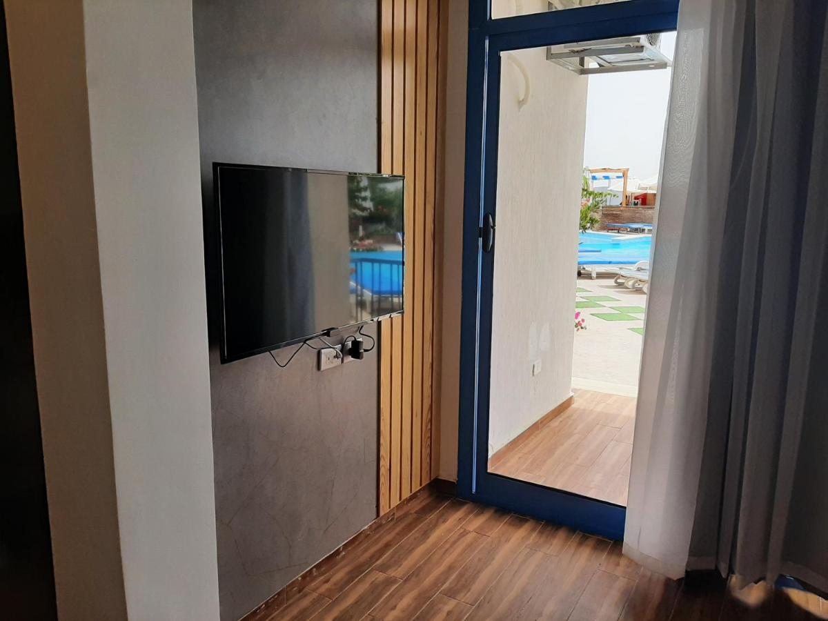Estudio con vistas a la piscina
