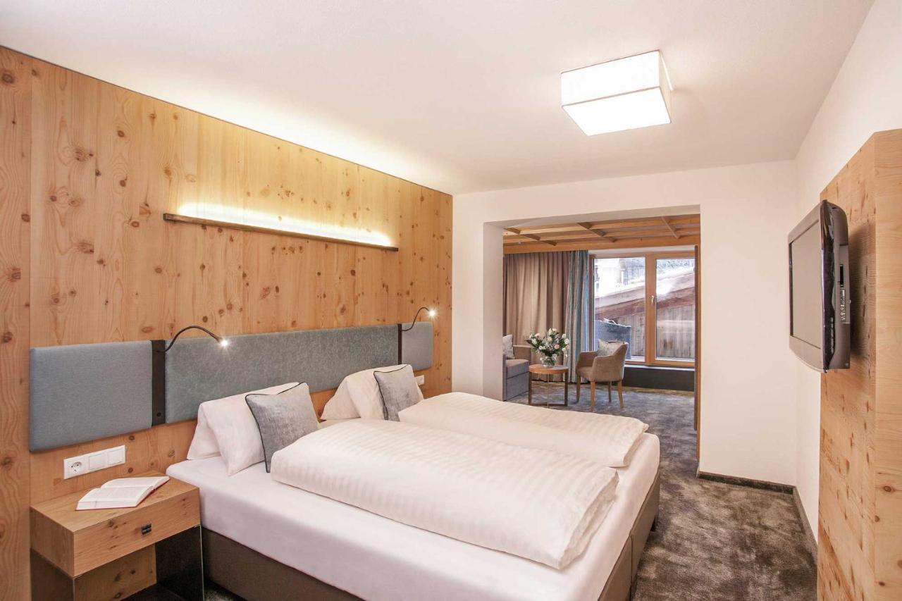 Double or Twin Room above music club