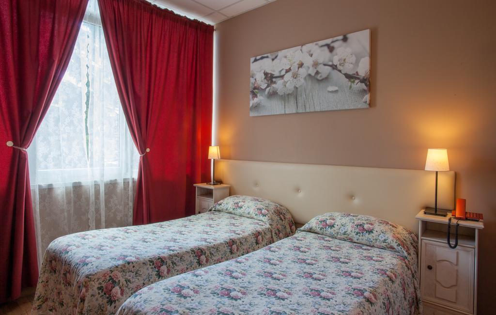 Tweepersoonskamer met 2 Aparte Bedden en Eigen Badkamer