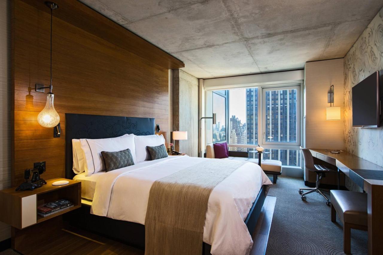 Habitación con cama extragrande y vistas a la ciudad