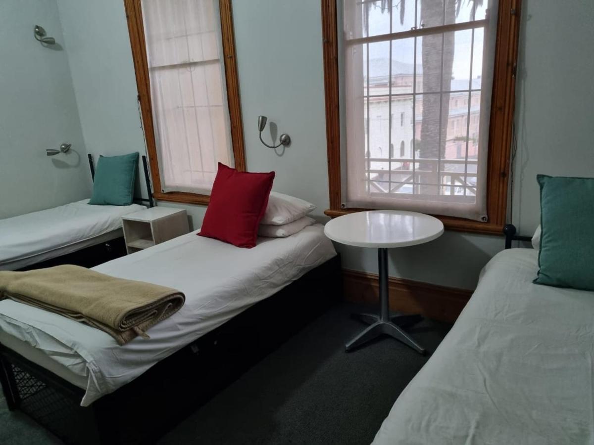 Einzelbett im Schlafsaal