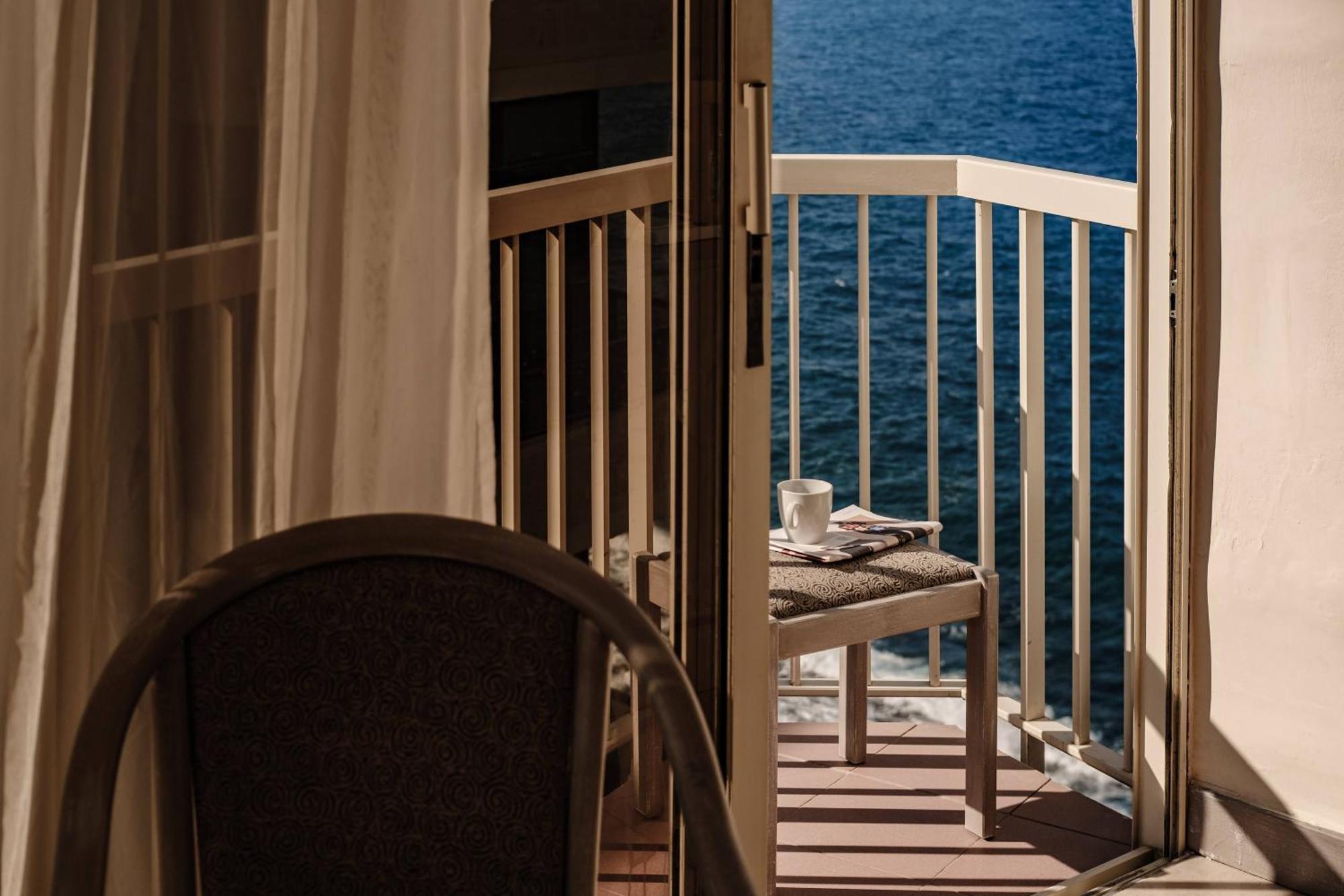 Chambre Double ou Lits Jumeaux - Vue Latérale sur Mer