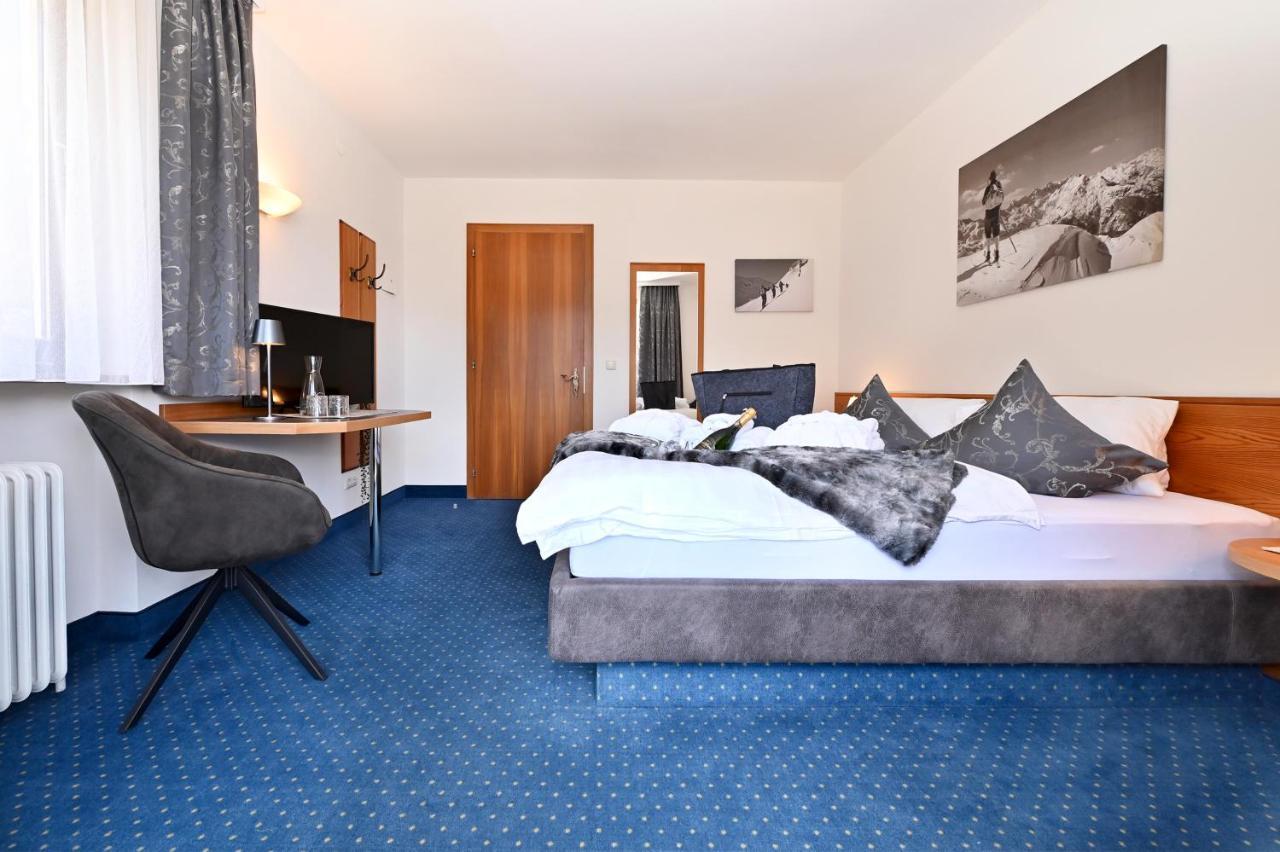 Doppelzimmer mit Balkon und Bergblick