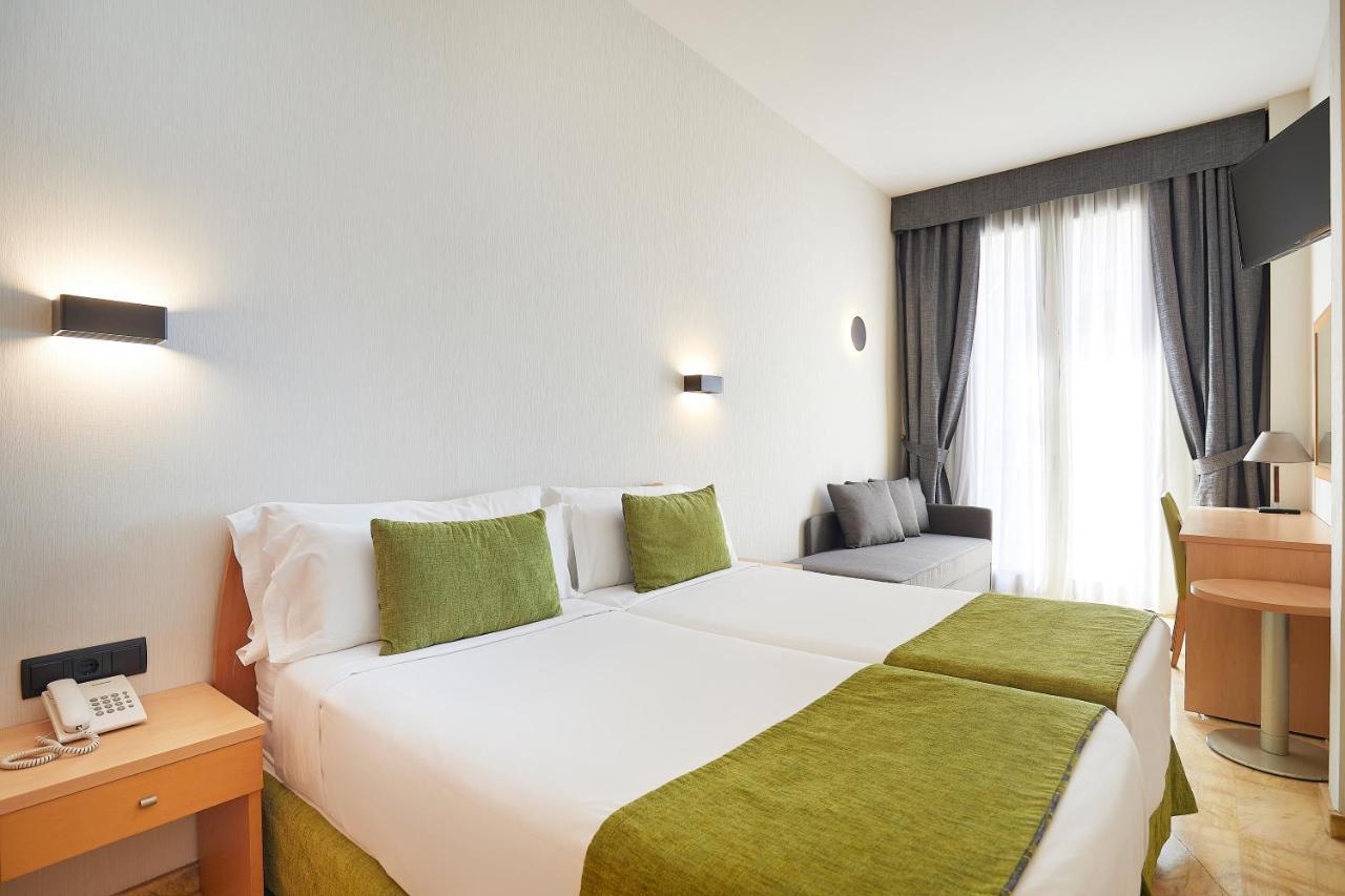 Zweibettzimmer mit Balkon und Stadtblick