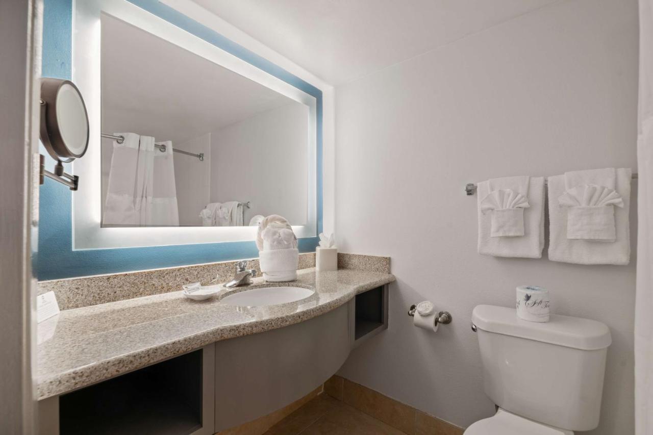 Zimmer mit 2 Doppelbetten – Poolseite