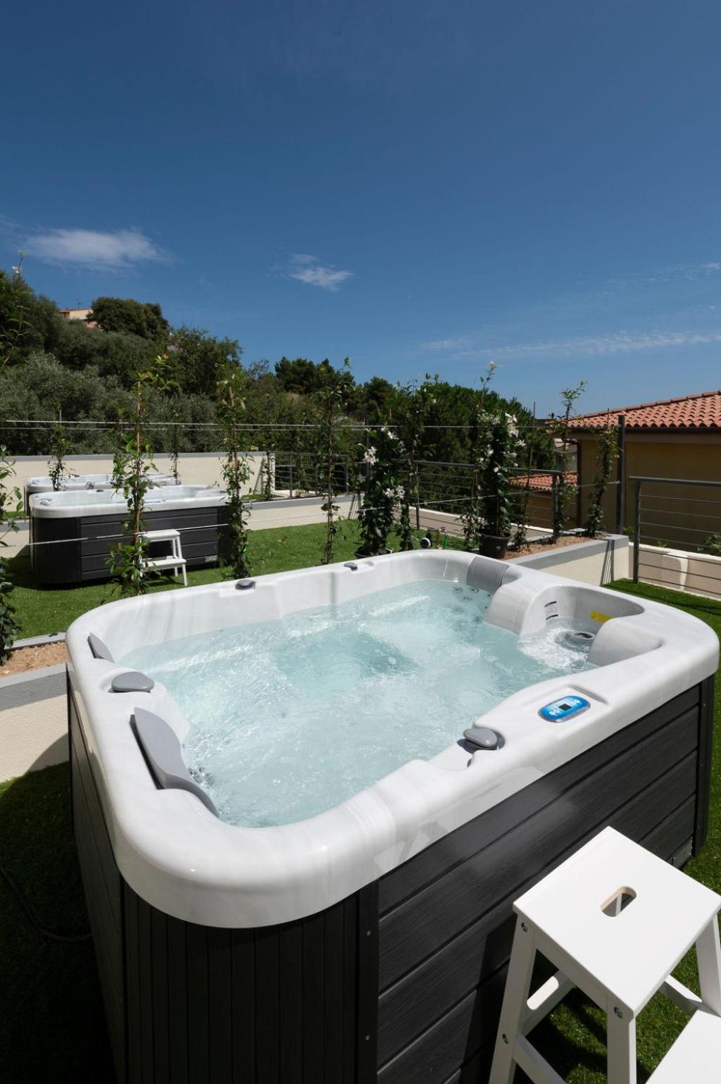 Zimmer mit Kingsize-Bett und Whirlpool
