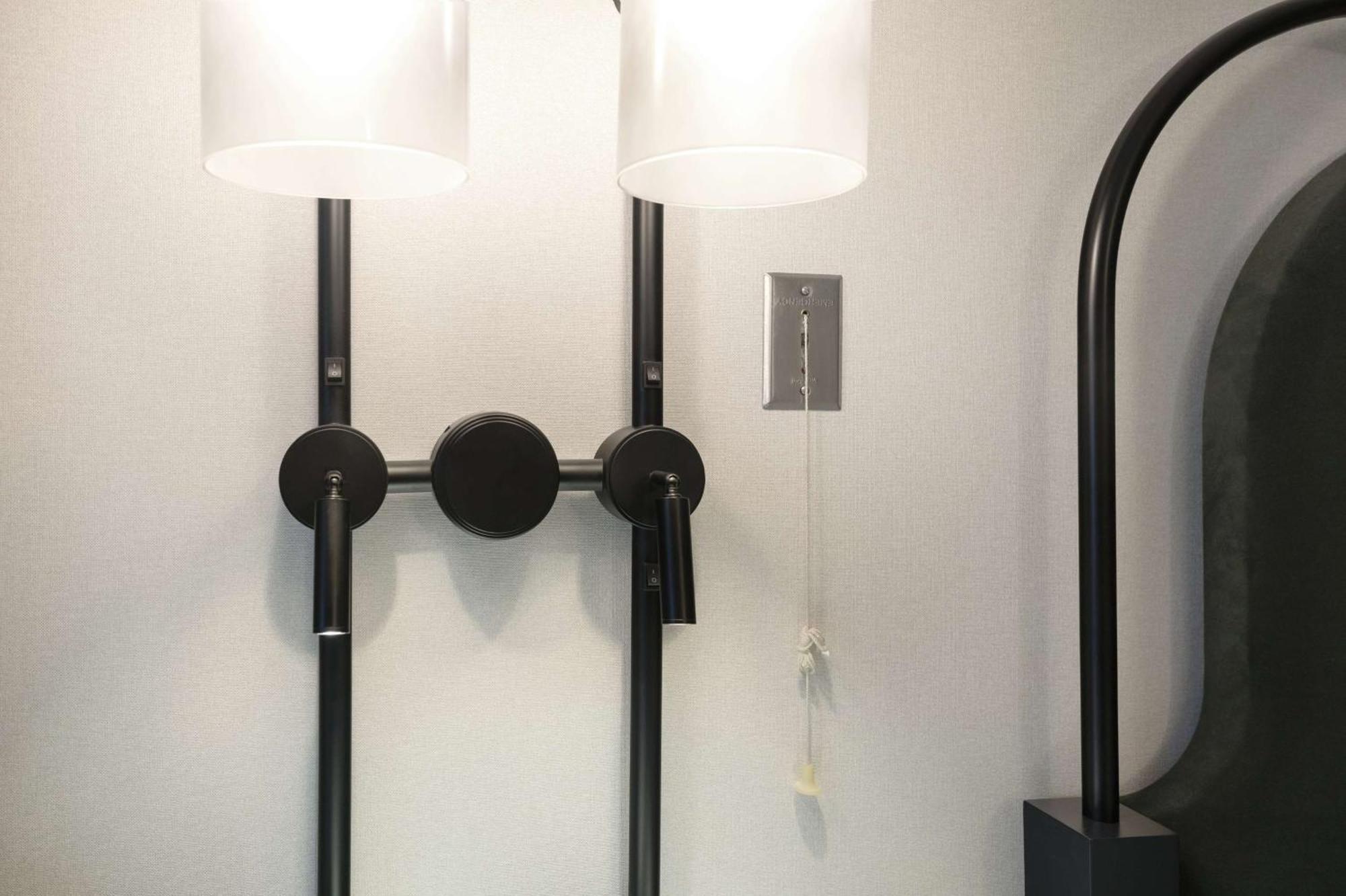 Deluxe Doppelzimmer mit 2 Doppelbetten und Badewanne – barrierefrei, für Hörgeschädigte geeignet