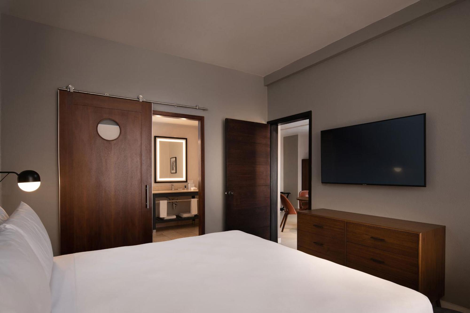 Suite, 1 Bedroom Suite, 1 King,1542953854:JPEG