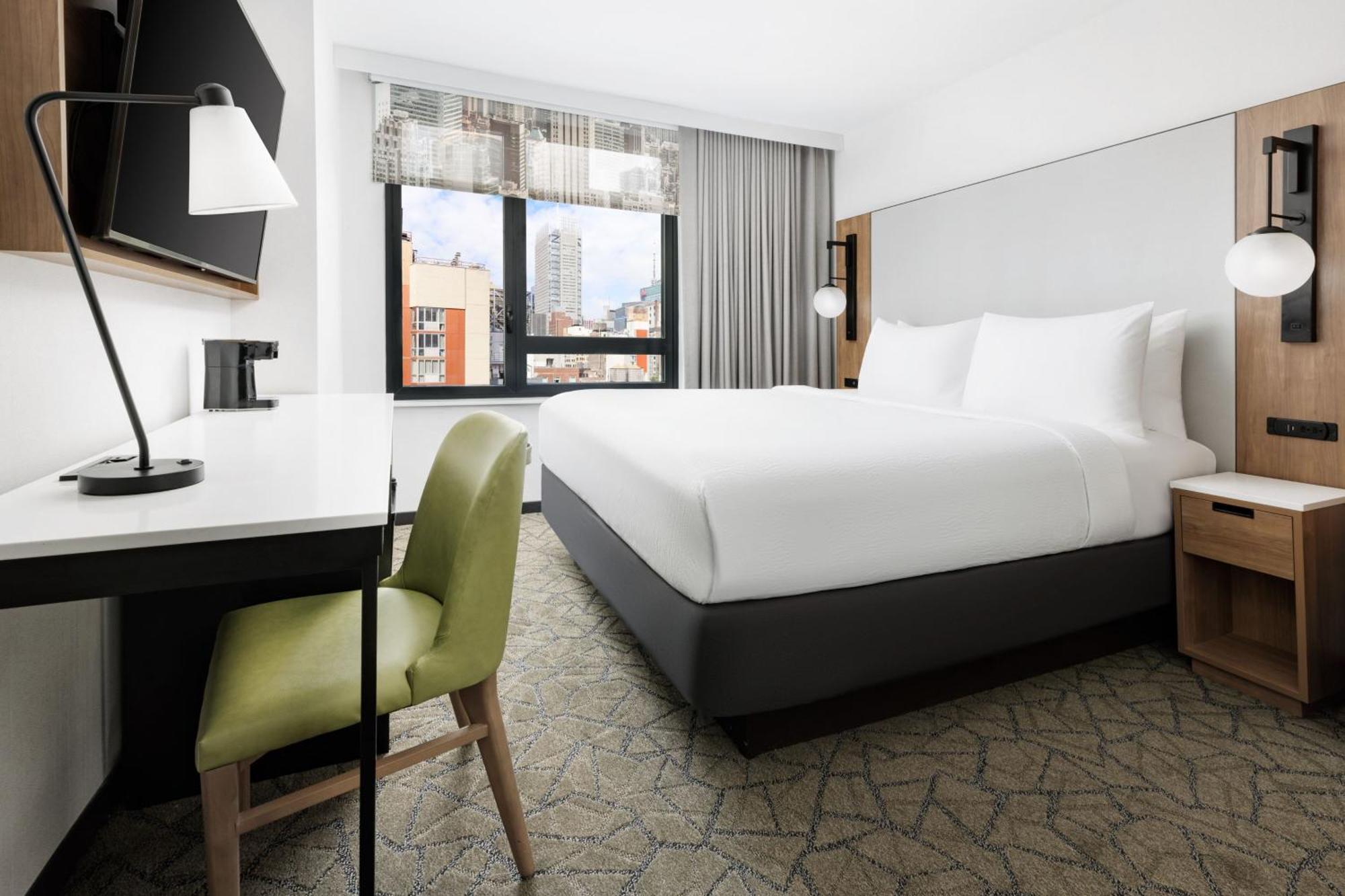 Habitación con cama extragrande y vistas a la ciudad