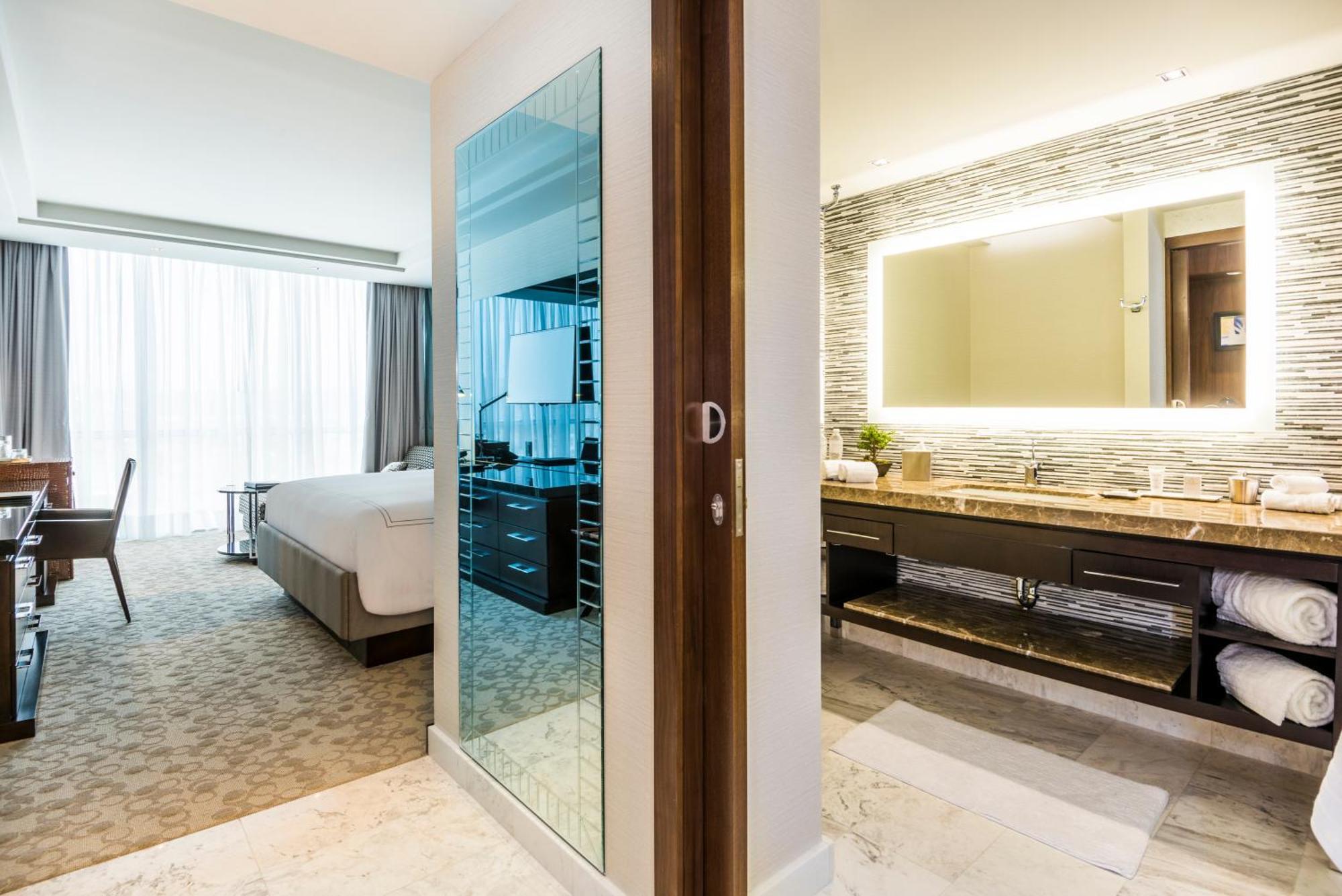 King Room with Roll-In Shower - Disability Access,1546945285:JPEG