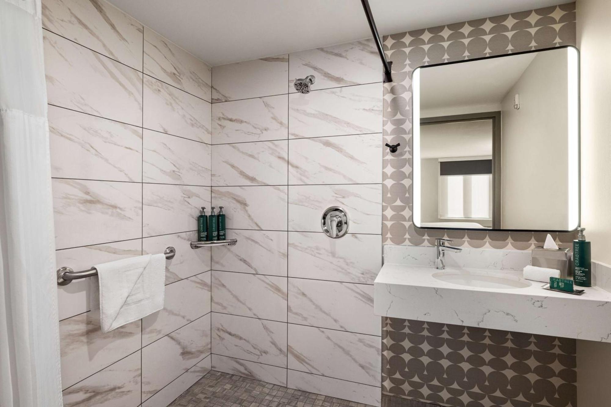 Quarto King com Cabine de duche - Acessível a Pessoas com Mobilidade/Audição Condicionada
