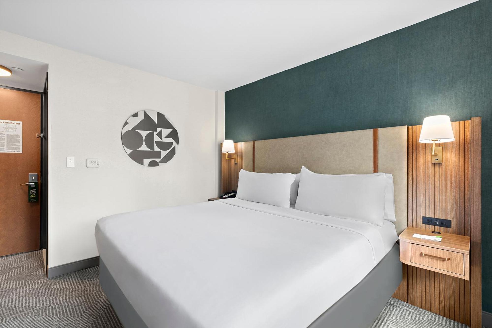 Standard Queen Room with Communications Accessible Roll-In Shower,1550577445:JPEG