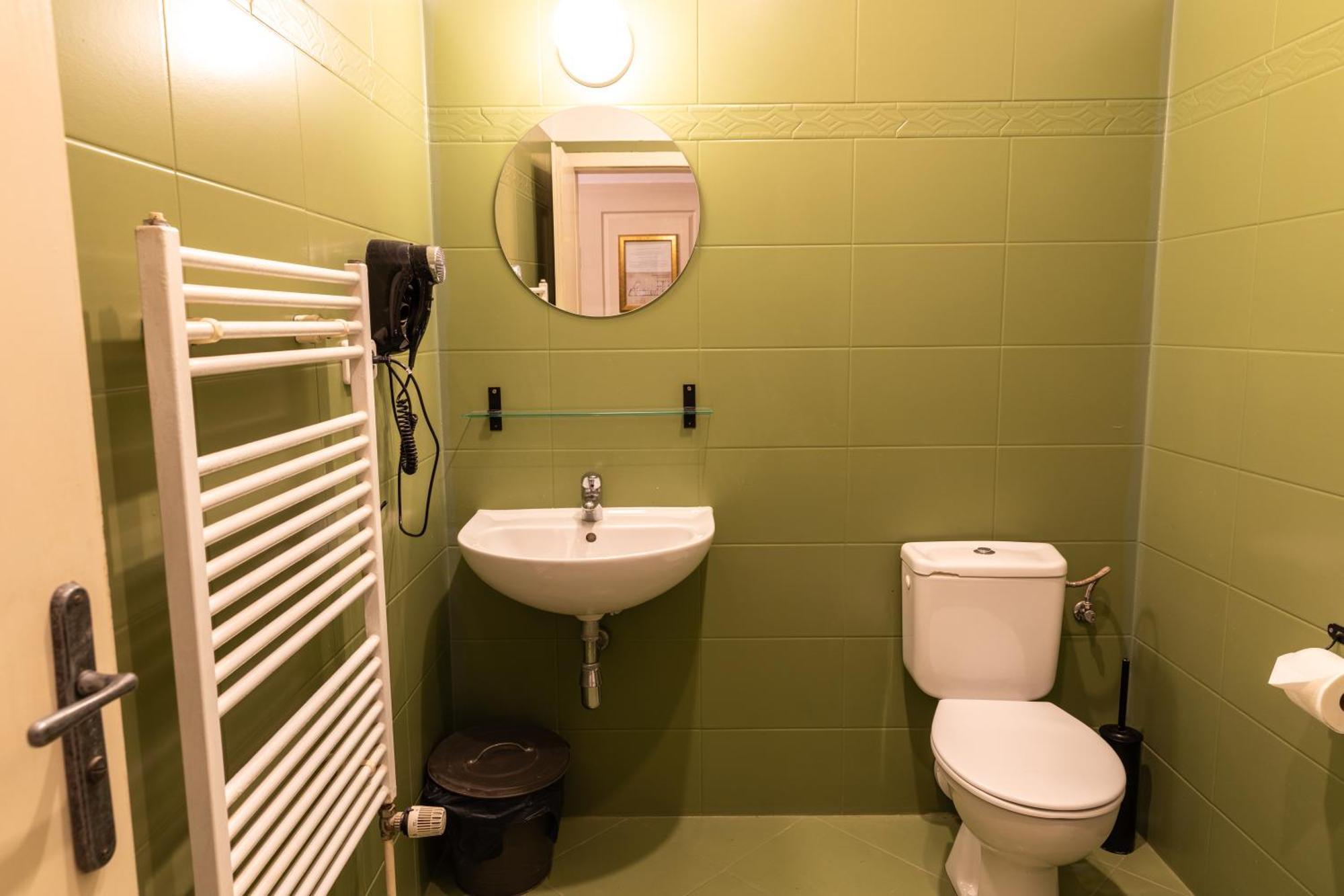 Cama en habitación femenina compartida de 4 camas