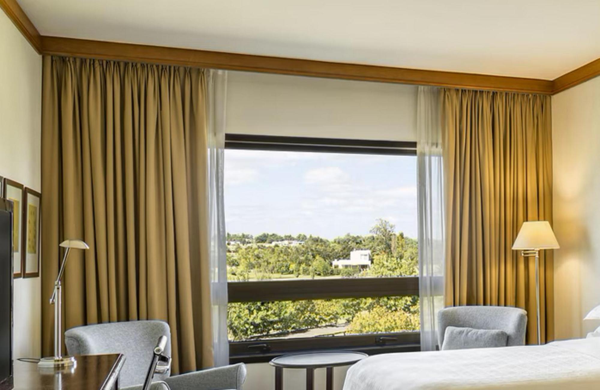 Quarto com 2 Camas de Solteiro e Vista do Campo de Golfe