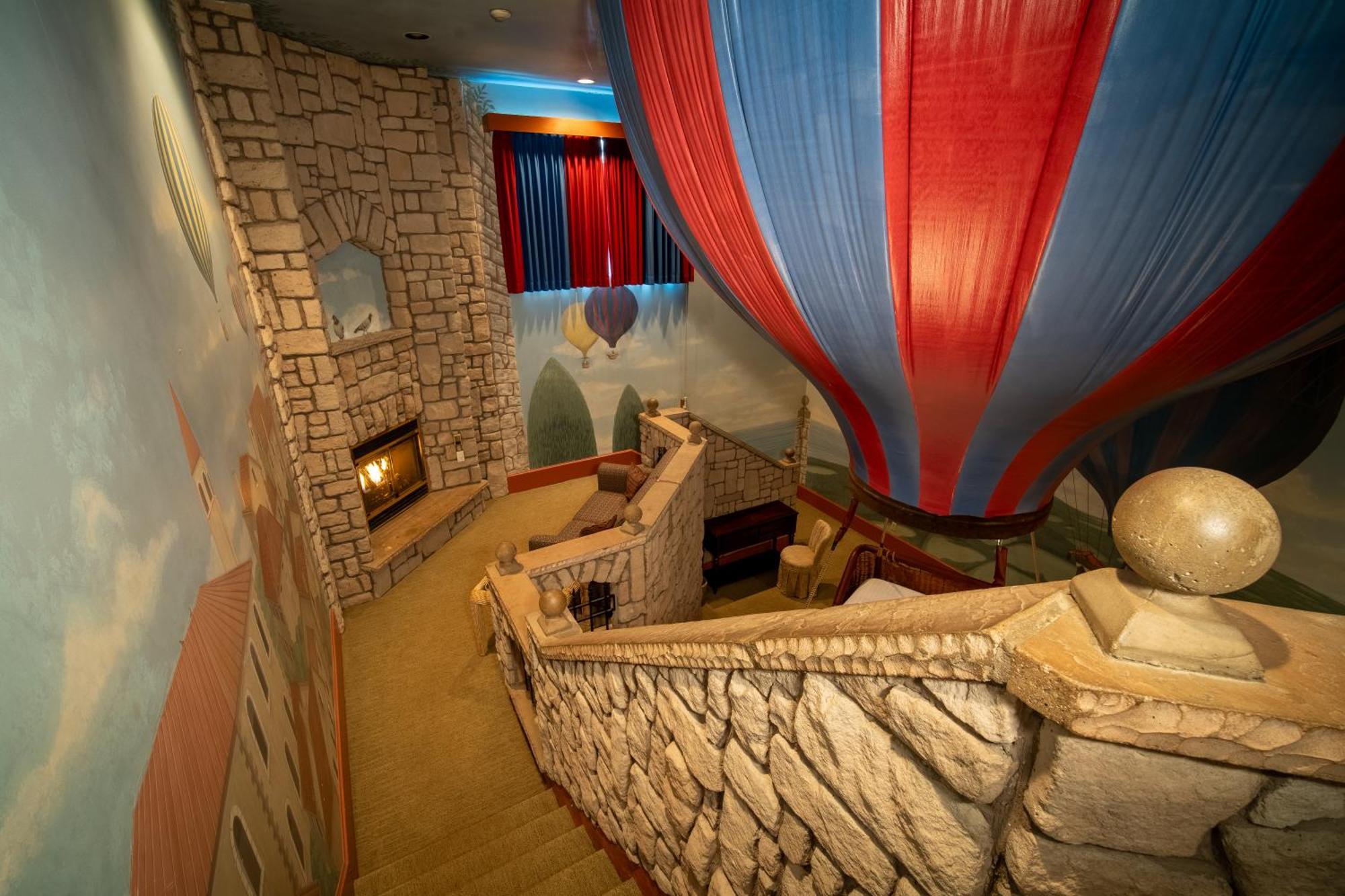 Flights Of Fantasy Queen Suite with Spa Bath and Fireplace