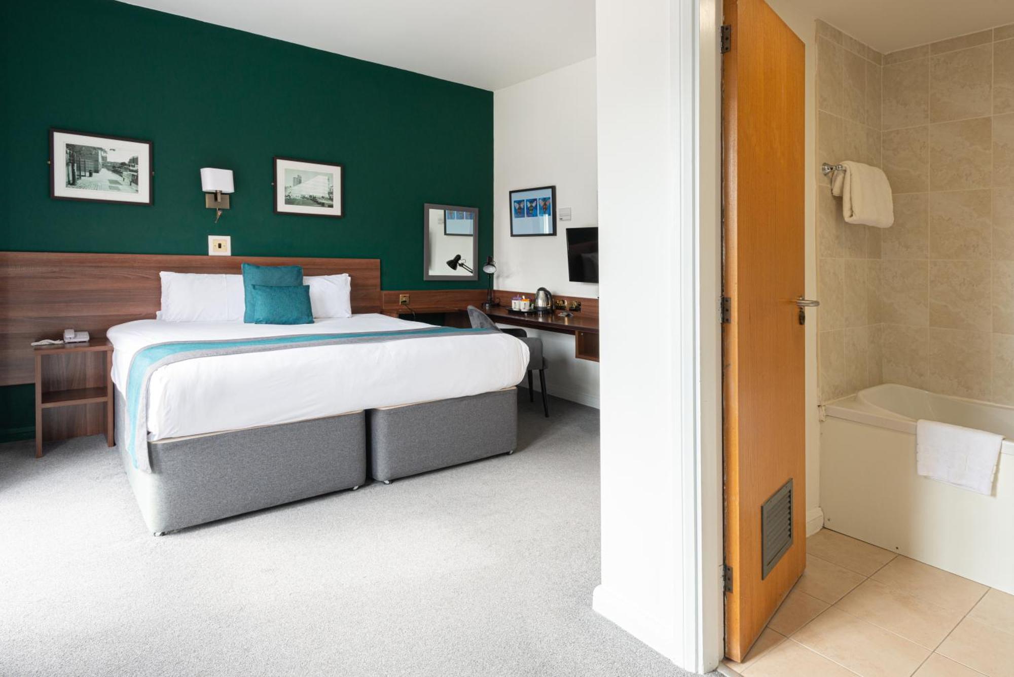 Quarto com Cama de Casal ou 2 de Solteiro