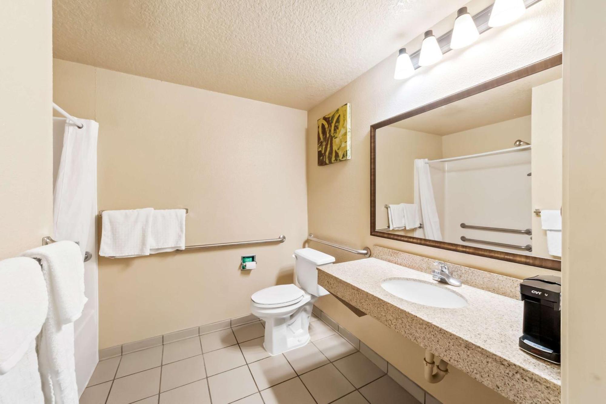 Habitación con cama extragrande - Bañera adaptada para personas de movilidad reducida