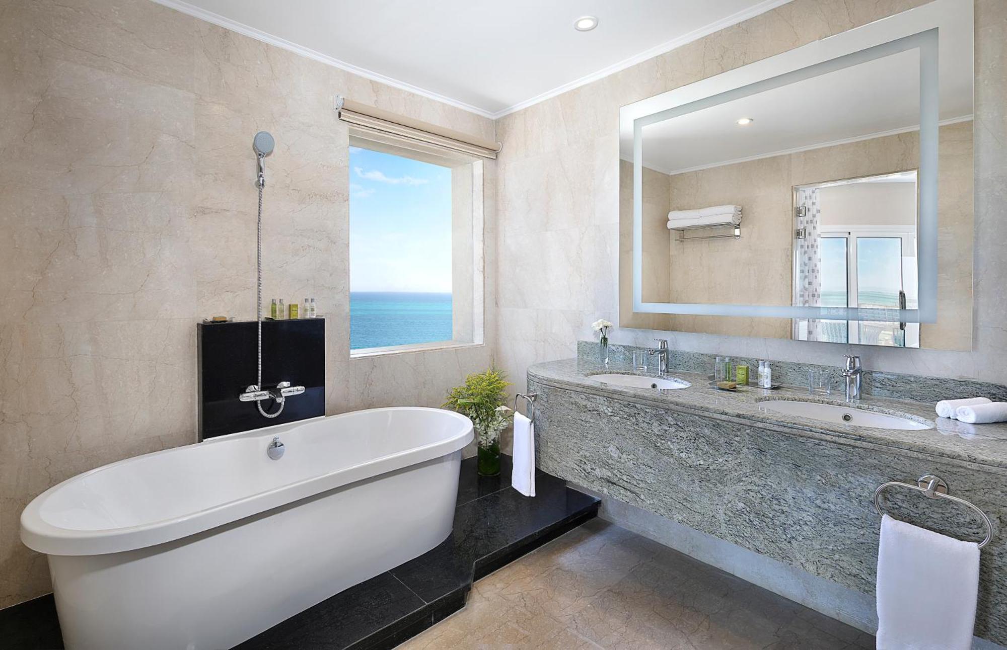 Suite con cama extragrande y vistas al mar - Plaza