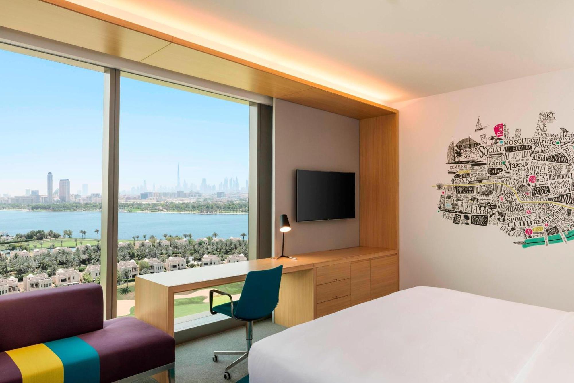 Zimmer Savvy mit 1 Kingsize-Bett und Blick auf den Golf sowie den Meeresarm Dubai Creek