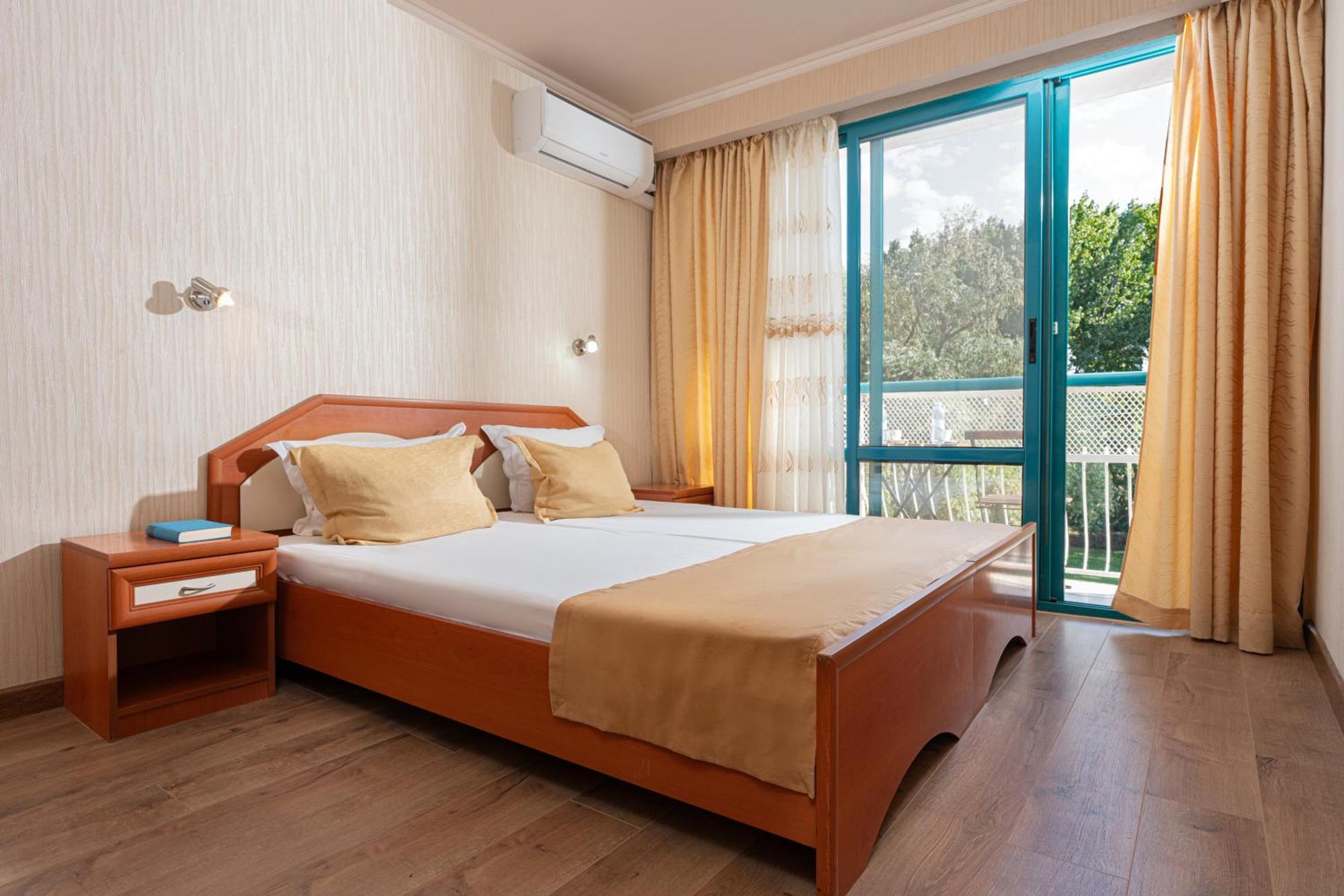 Doppelzimmer mit Balkon und Poolblick