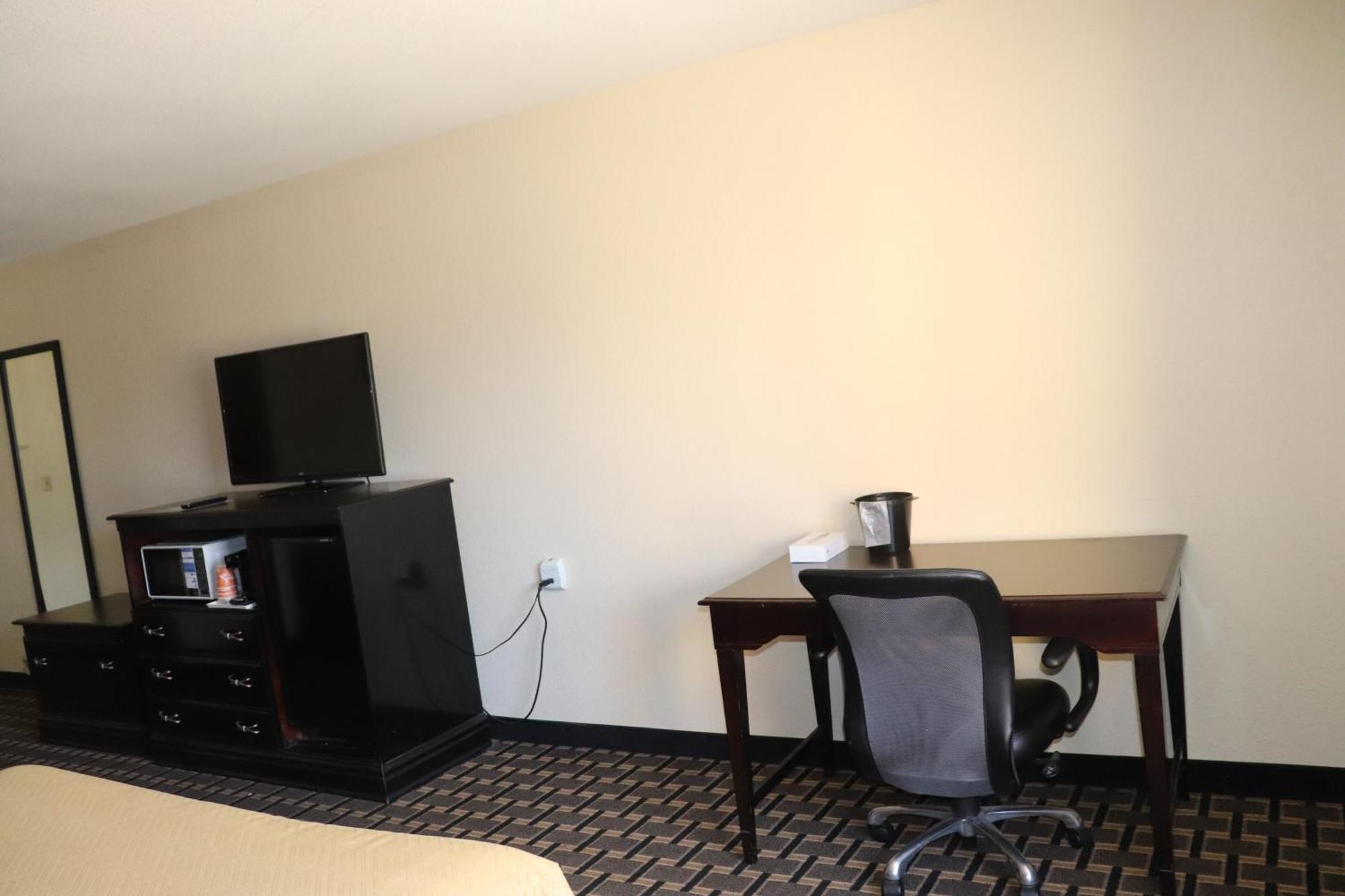 Suite with Two Queen Beds and One King Bed - Non-Smoking