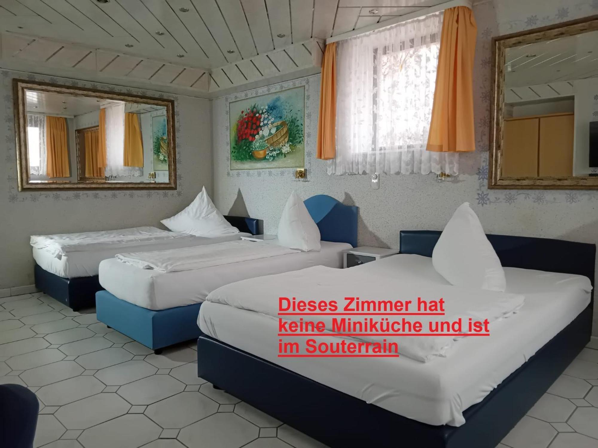 Dreibettzimmer mit Dusche