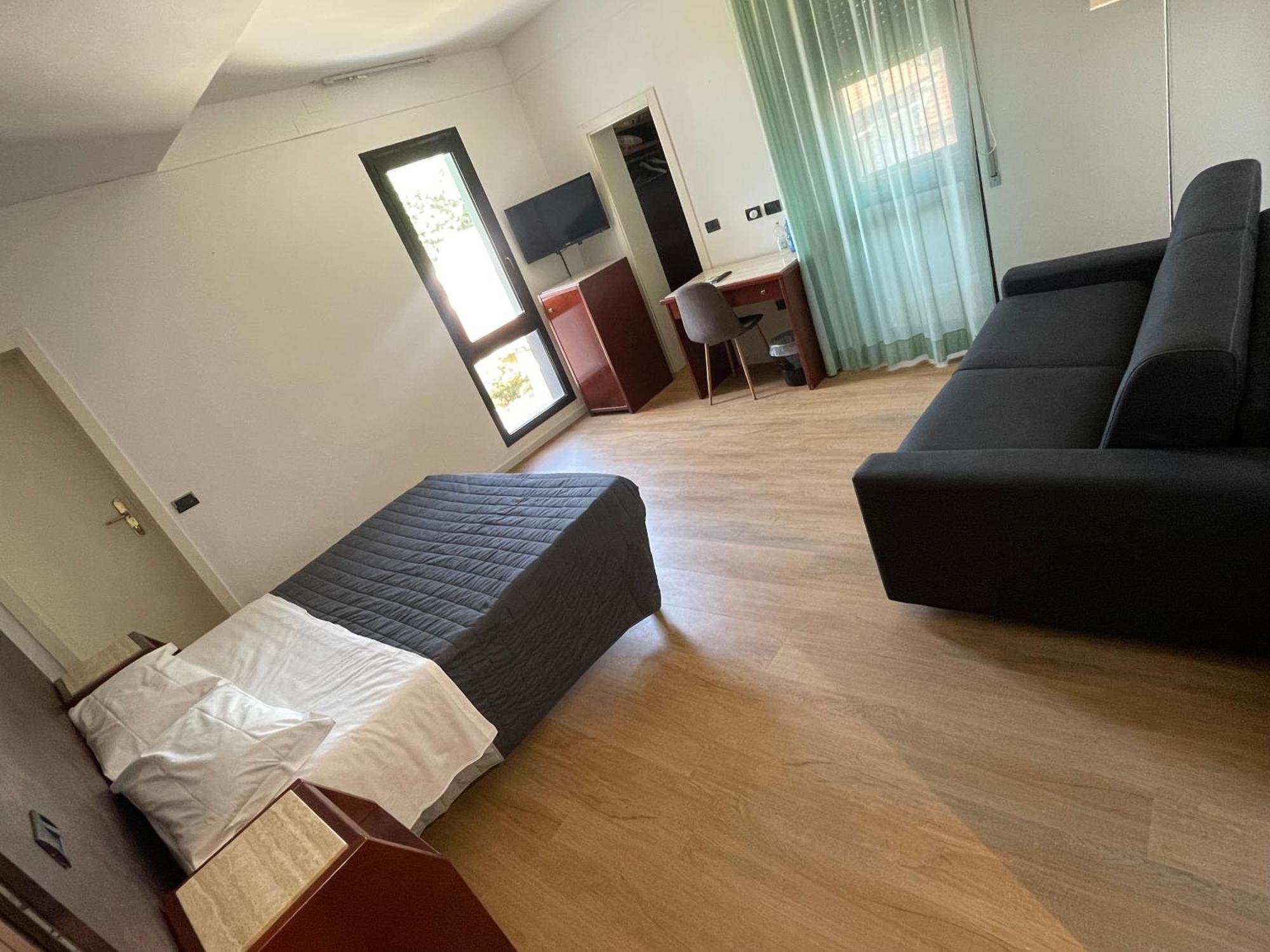 Deluxe King Room,1683903710:JPEG