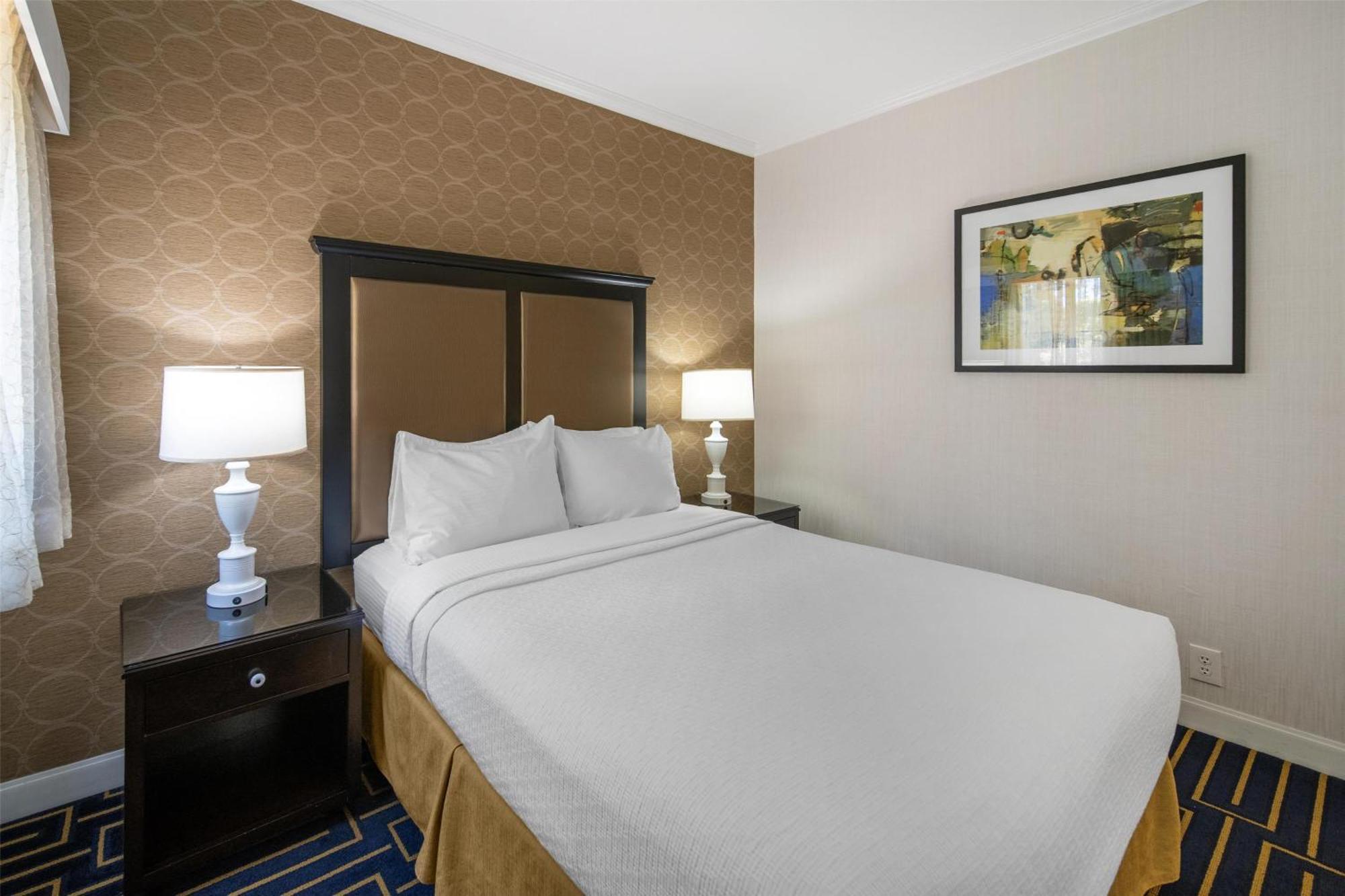 Queen Suite with Sofa Bed - Non-Smoking