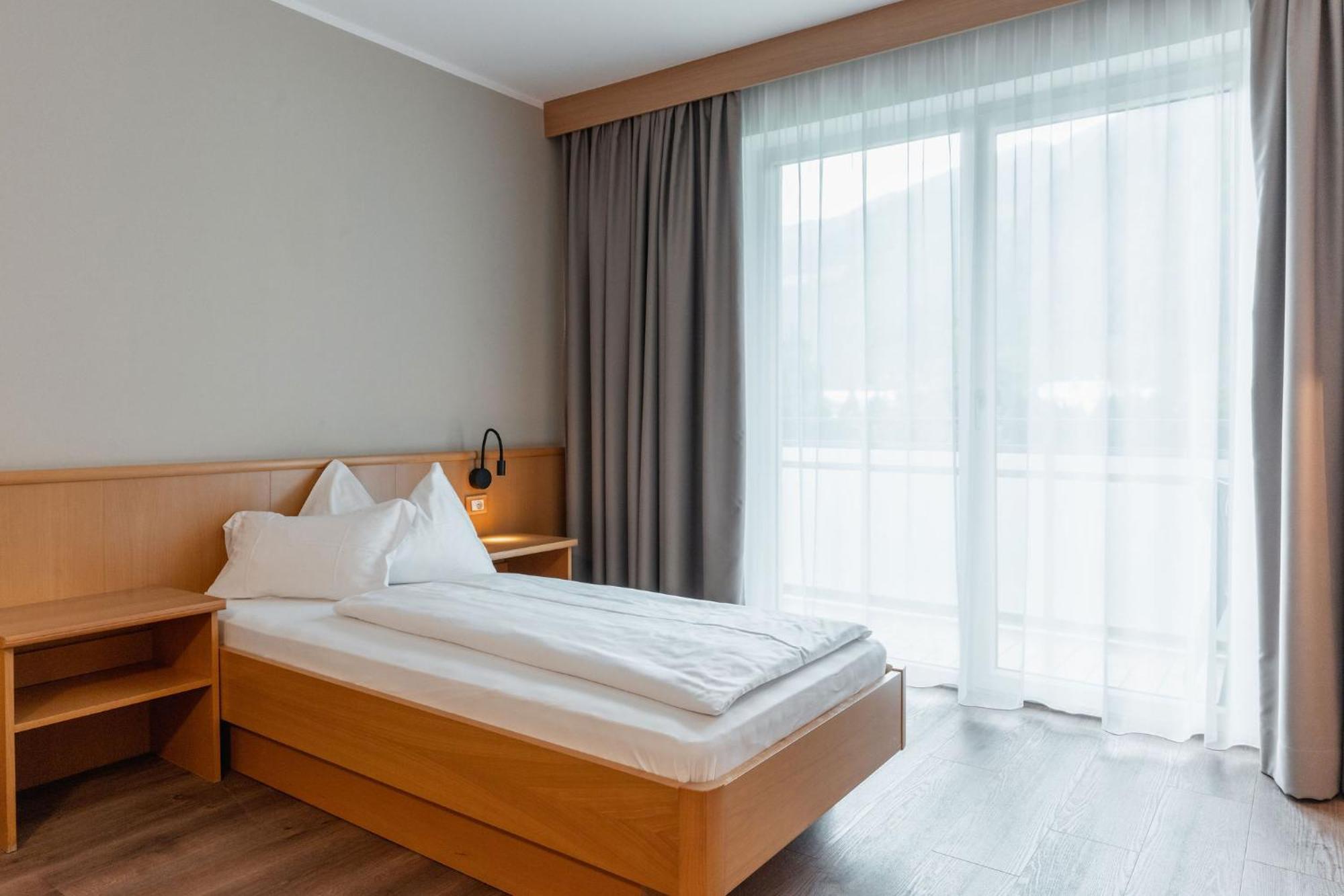 Twin Room,1710607506:JPEG