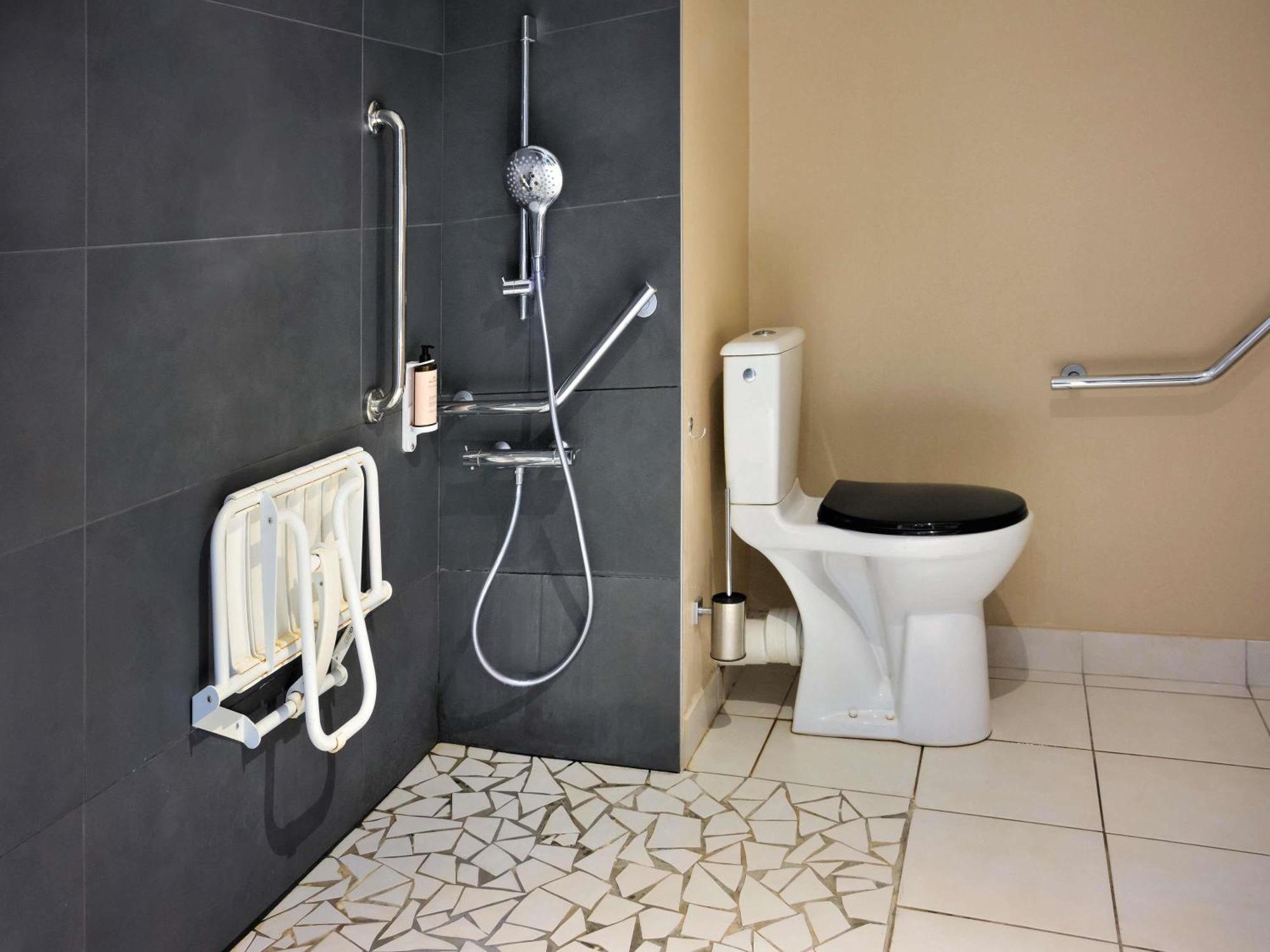 Chambre Lit Queen-Size Accessible - Personnes à Mobilité Réduite