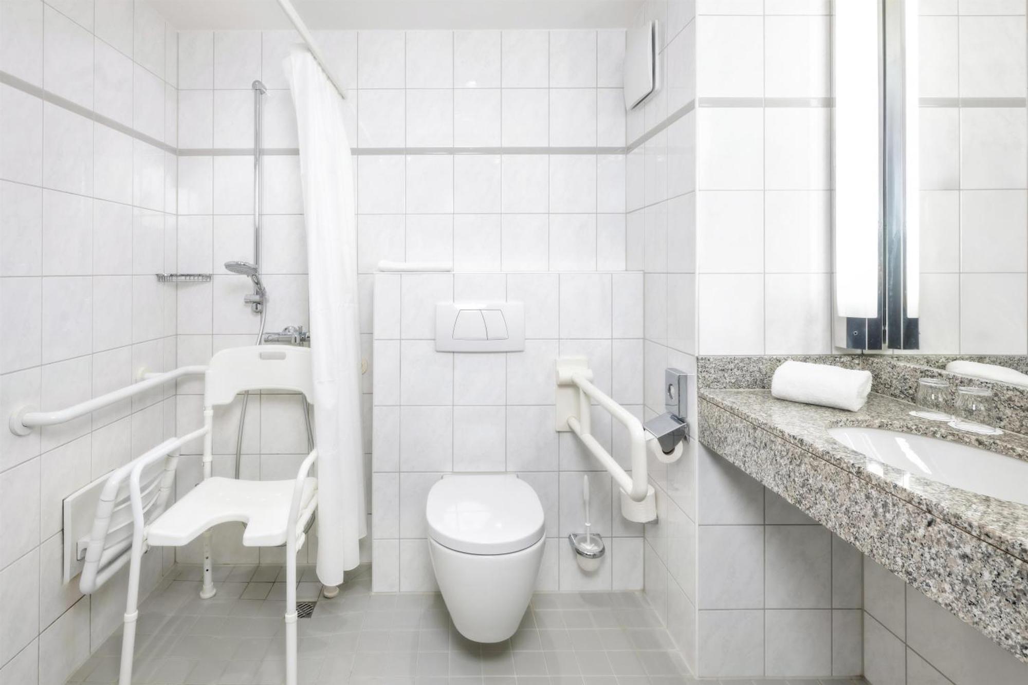 Quarto com Cama Queen-Size e Banheiro para Mobilidade Reduzida - Acesso para Pessoas com Mobilidade Reduzida/Não Fumante