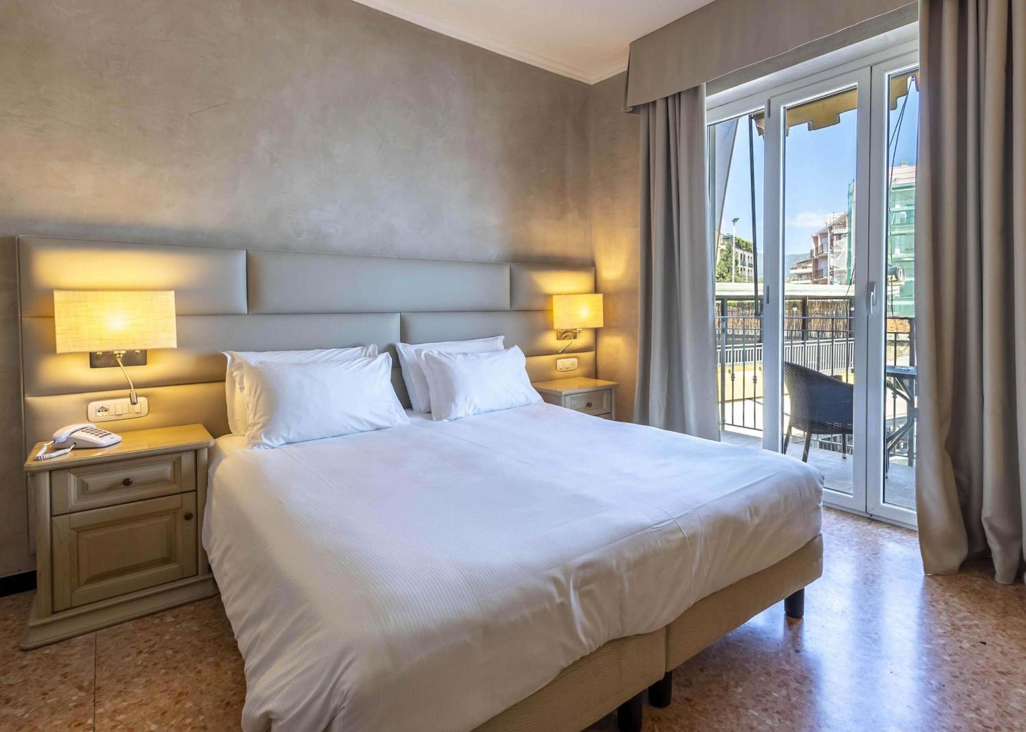 Double Room with Terrace and Side Sea View