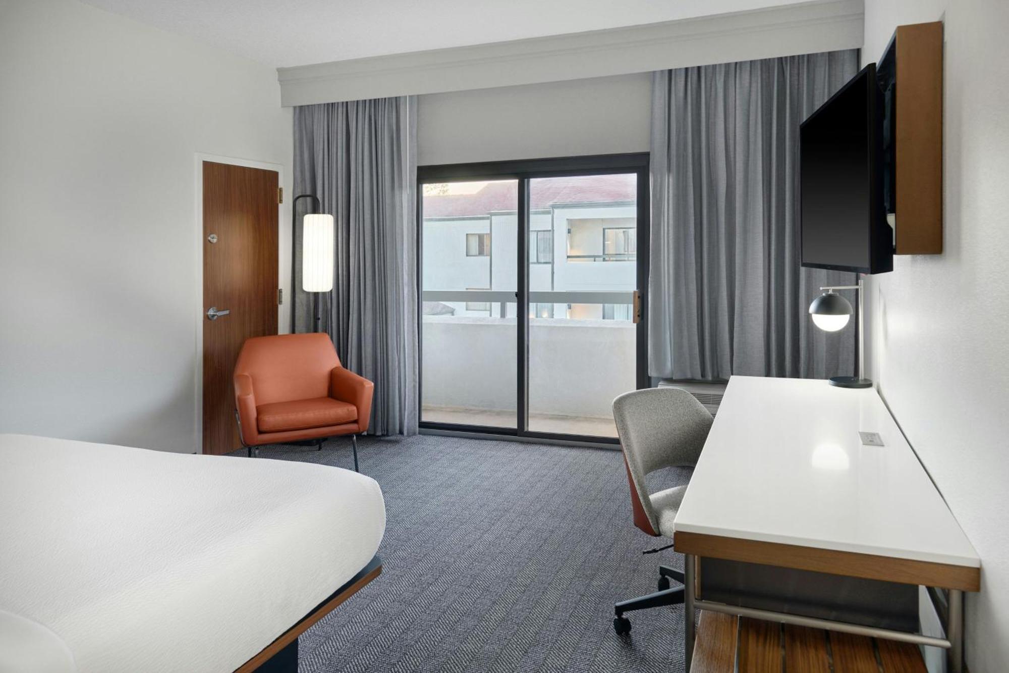 King Room with Bathtub and Sofa Bed - Mobility Access/Hearing Accessible