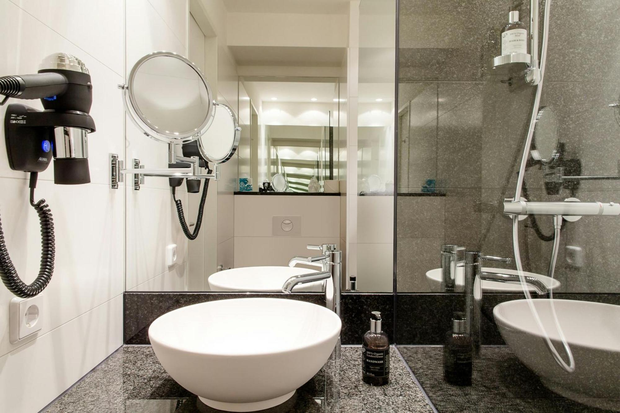 Quarto Deluxe (2 Adultos + 1 Criança)