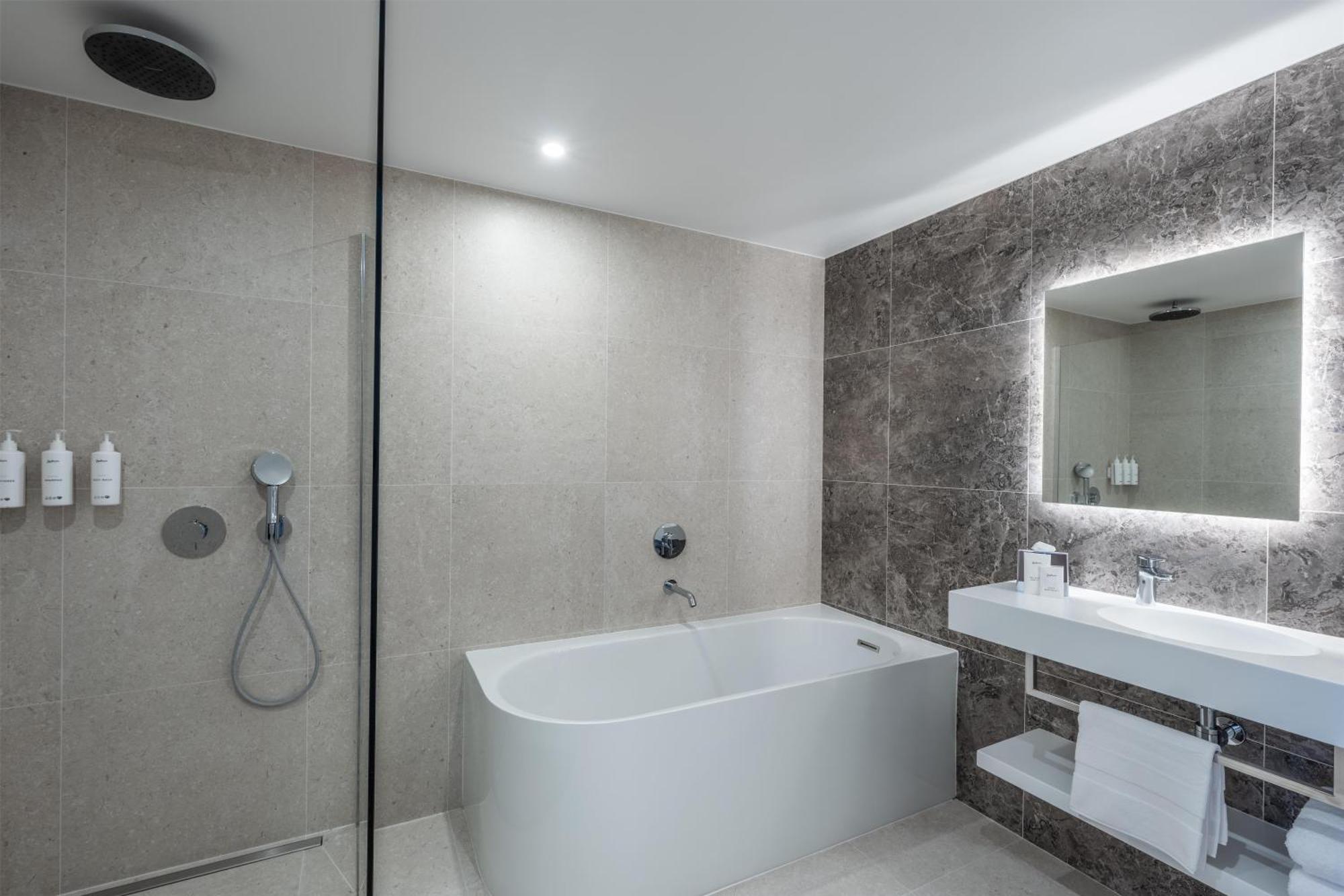 Suite Junior con balcón y vistas al jardín